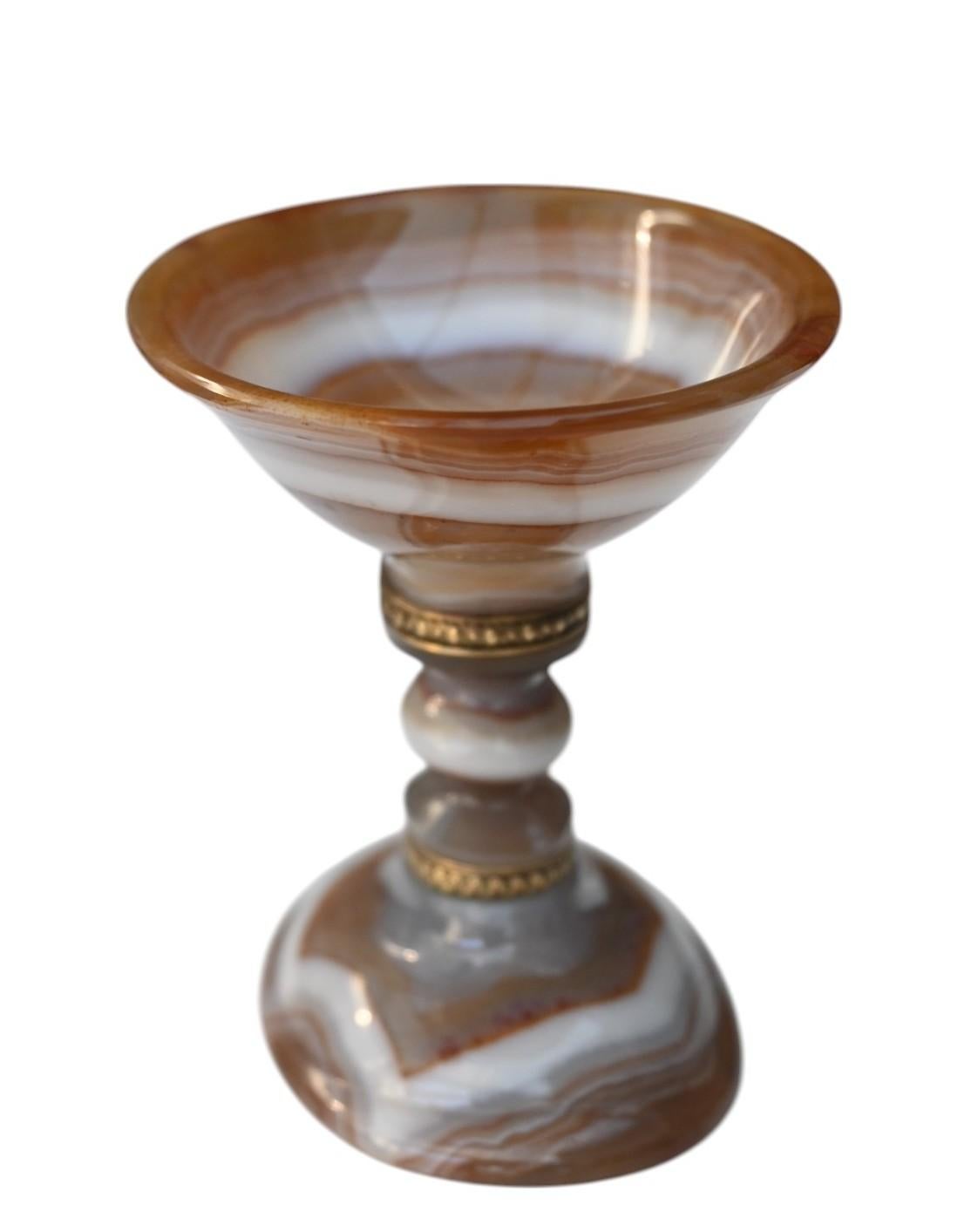Cup On Foot aus geschliffenem Achat mit Goldhalterung, 19. Jahrhundert (Neoklassisch) im Angebot