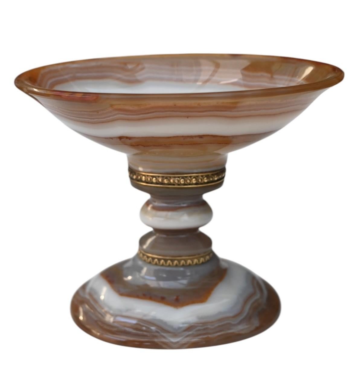 Cup On Foot aus geschliffenem Achat mit Goldhalterung, 19. Jahrhundert (Geschnitzt) im Angebot