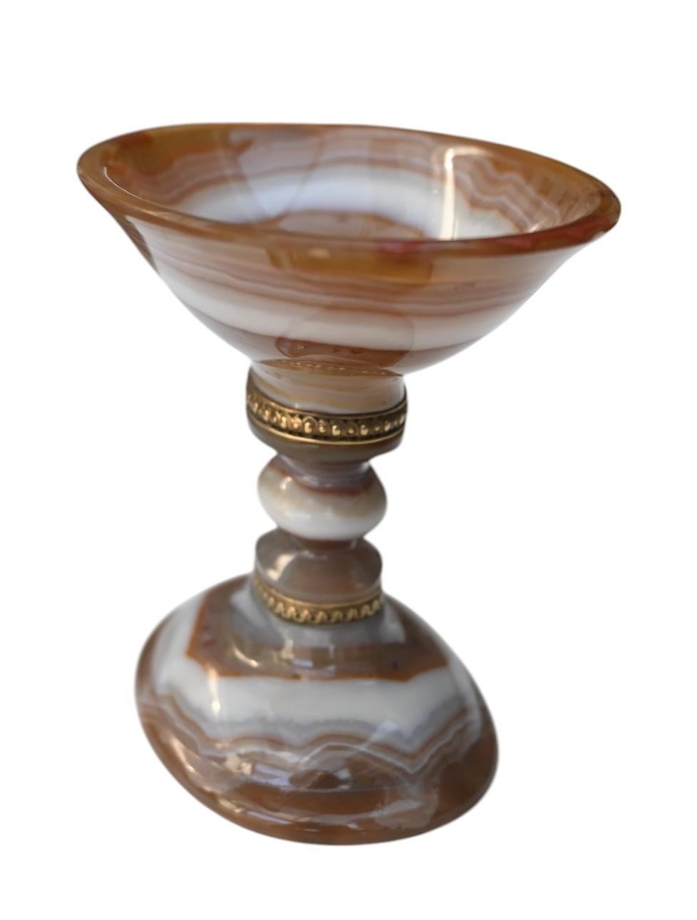 Cup On Foot aus geschliffenem Achat mit Goldhalterung, 19. Jahrhundert im Zustand „Gut“ im Angebot in Bilzen, BE