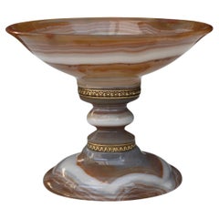 Tasse sur pied en agate taillée avec monture en or, 19e siècle