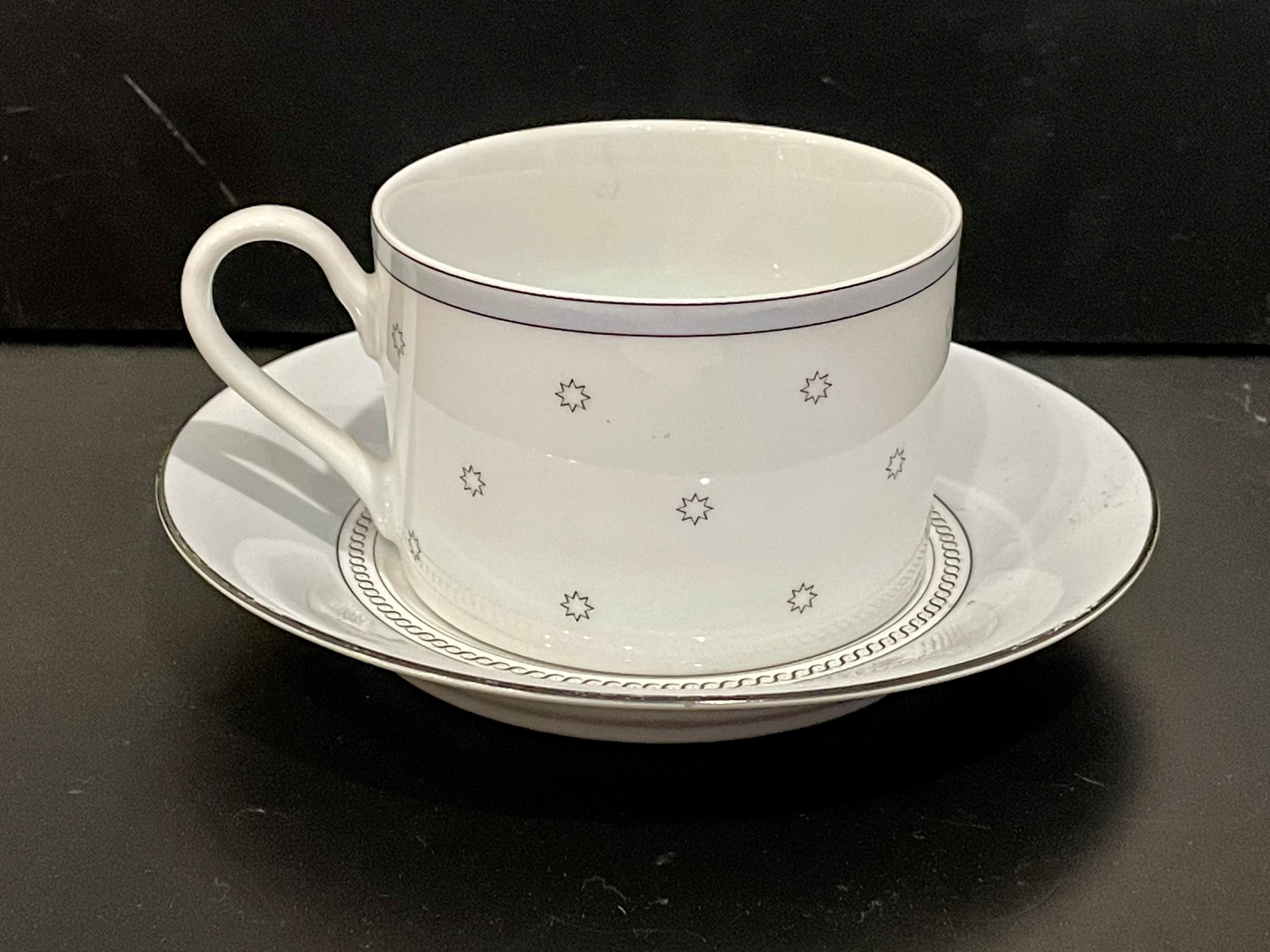 Magnifique ensemble de tasses à café simples et soucoupes conçu par Michael Graves pour Swid Powell, ensemble très rare conçu en 1987 en finition porcelaine. La soucoupe a un diamètre de 6 pouces.