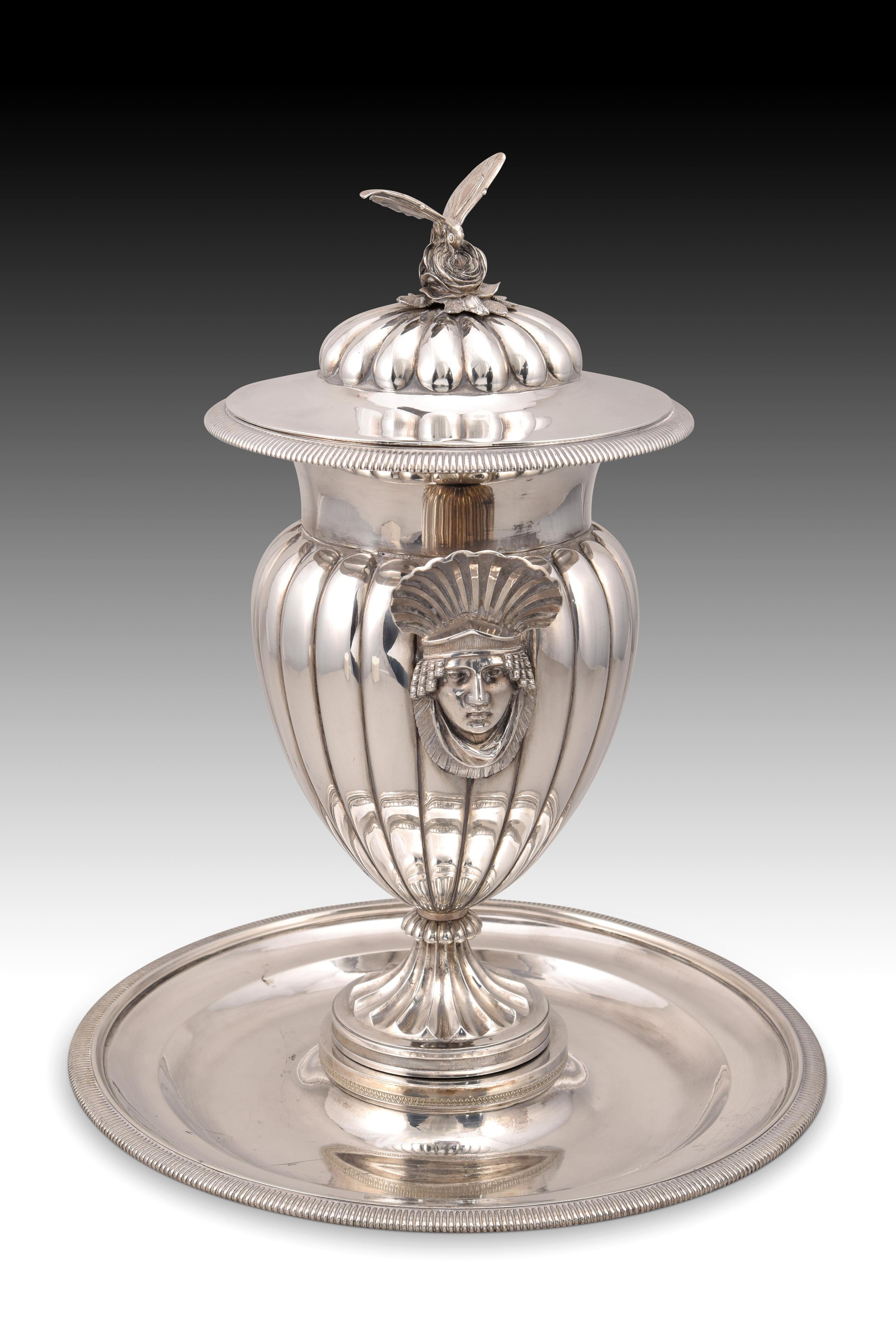 Tasse mit Tablett. Silber. Königliche Silberfabrik von Antonio Martínez. Madrid, Spanien, 1830er Jahre. 
Modell katalogisiert in 