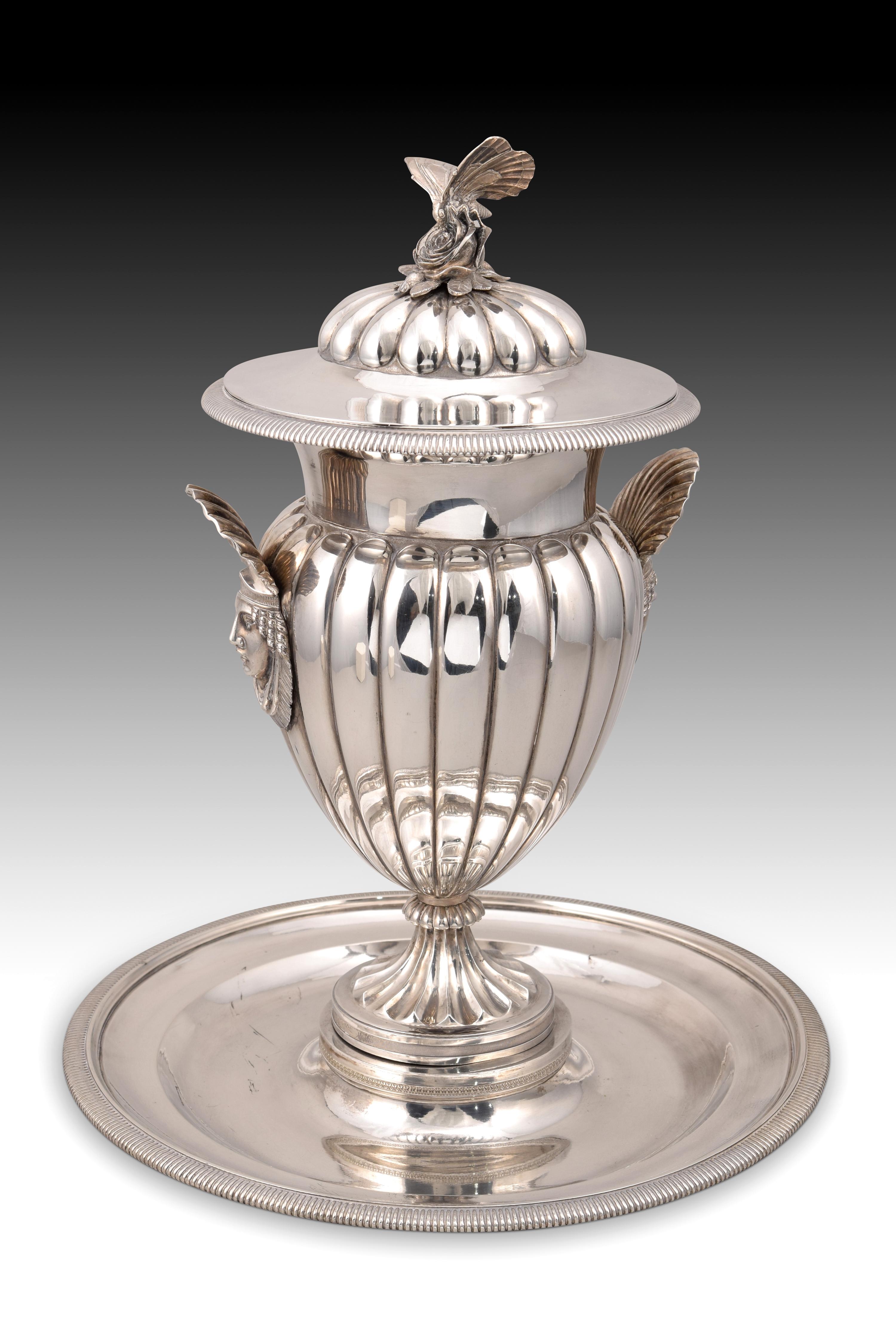 Tasse mit Tablett. Königliche Silberfabrik von Antonio Martínez. Madrid, Spanien, 1830er-Jahre. (Mittleres 19. Jahrhundert) im Angebot