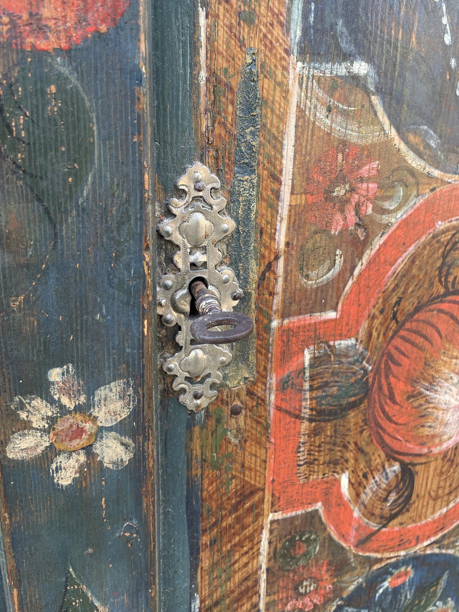Cupboard Blue Floral Painted - Europe Early 19th Century in vendita 5