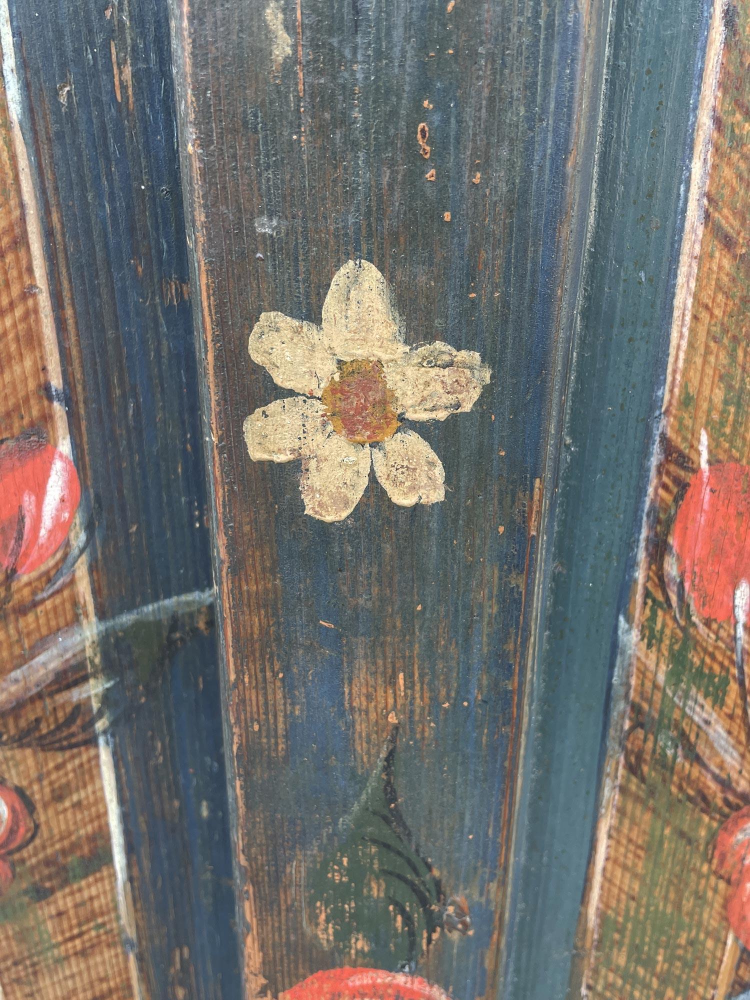 Cupboard Blue Floral Painted - Europe Early 19th Century in vendita 6