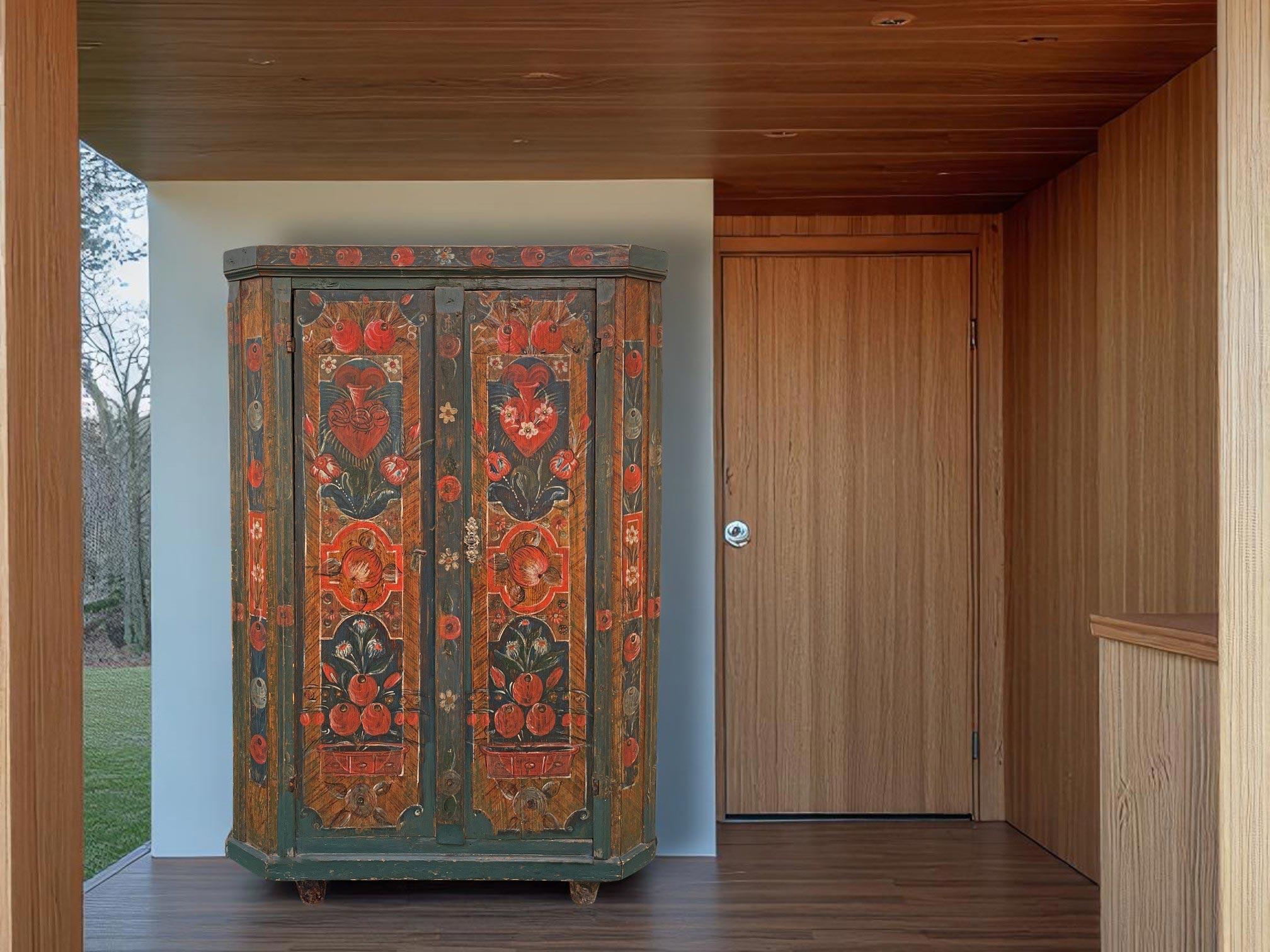Cupboard Blue Floral Painted - Europe Early 19th Century in vendita 9