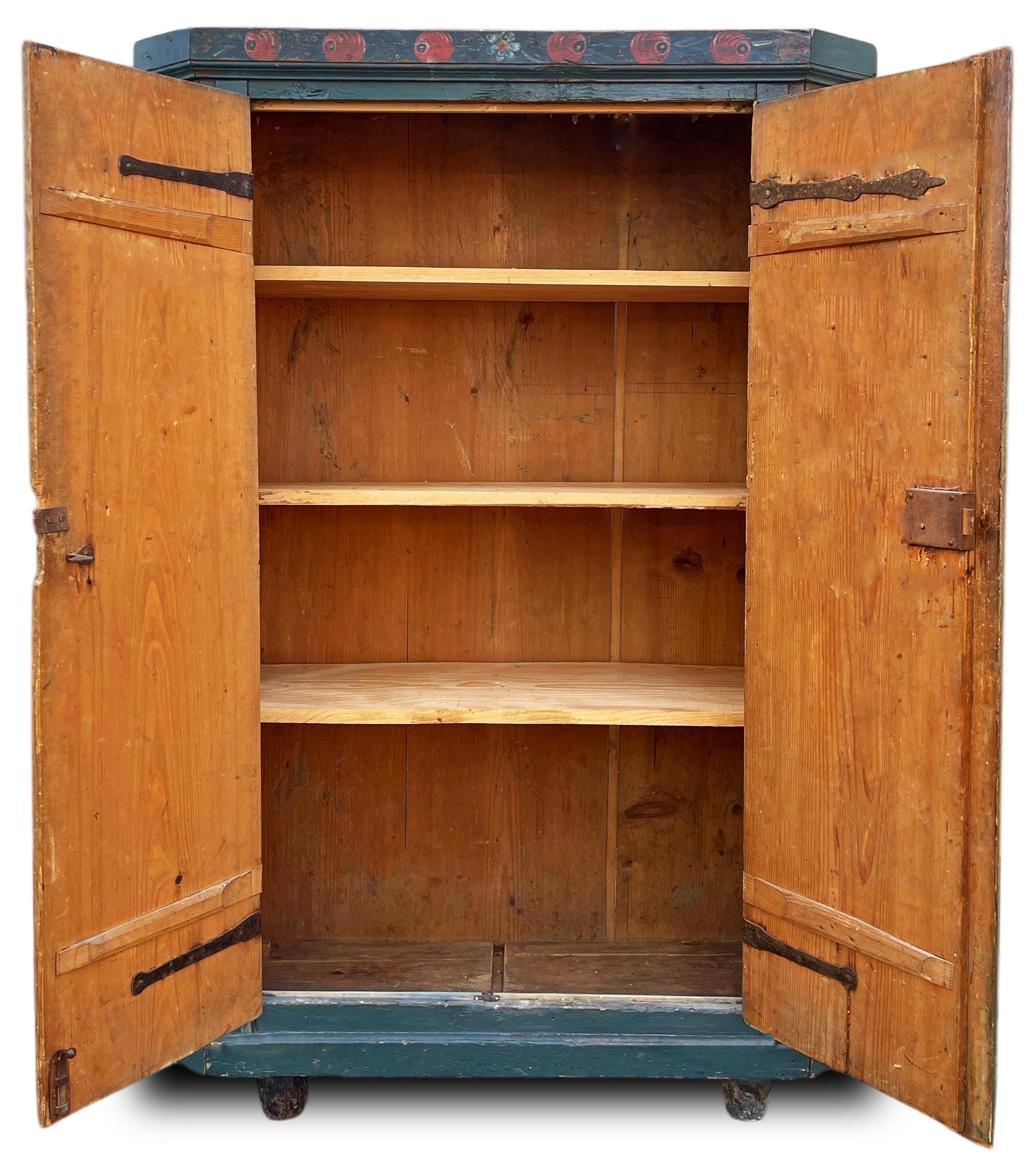 Cupboard Blue Floral Painted - Europe Early 19th Century In condizioni buone in vendita a Vo', Veneto