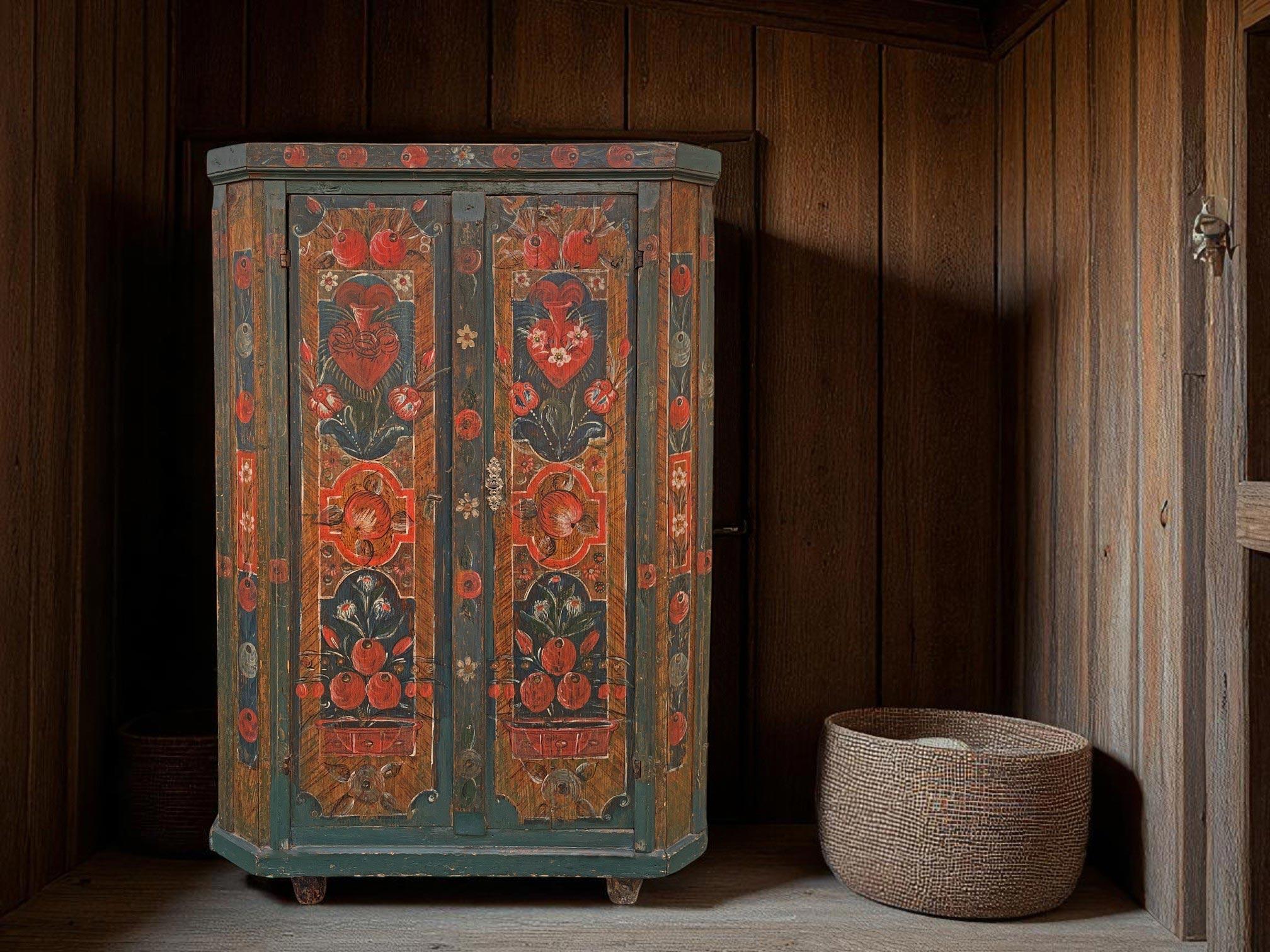Abete Cupboard Blue Floral Painted - Europe Early 19th Century in vendita