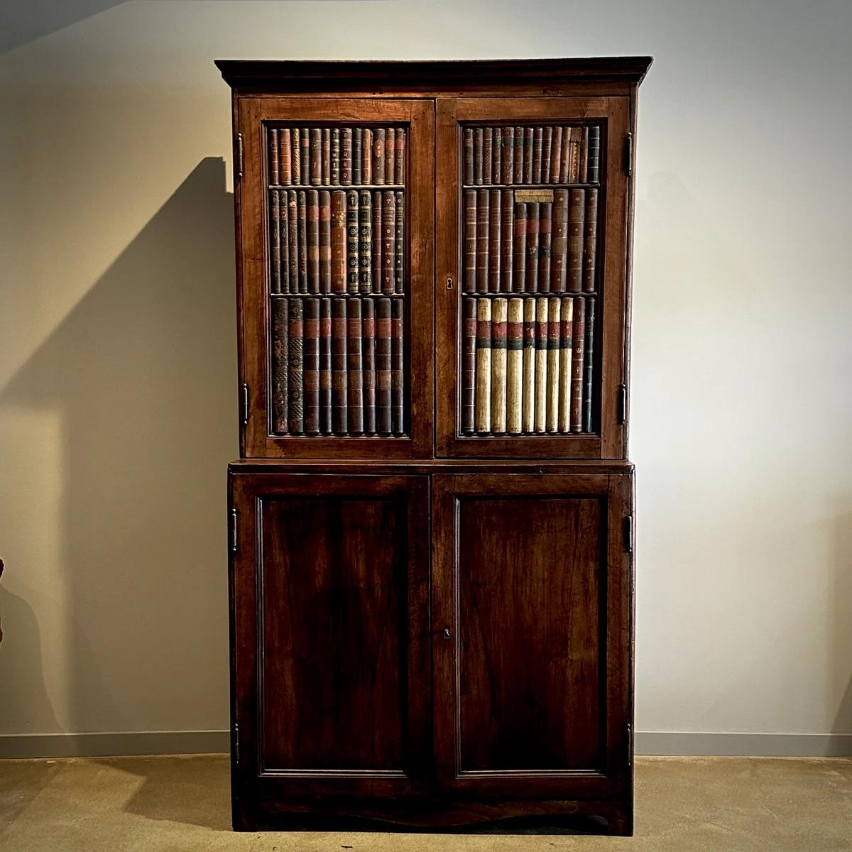 Armadio in legno italiano dei primi del XIX secolo con la caratteristica unica di avere i dorsi dei libri intagliati a trompe l'Oeil, che danno l'aspetto di una biblioteca completa.

Italia, circa 1810

Dimensioni: 46W x 22D x 86H