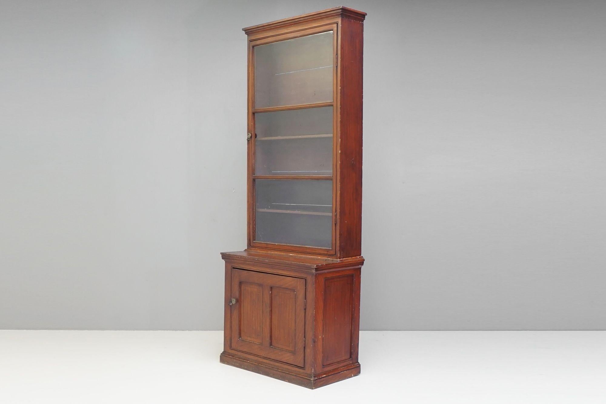 Base d'armoire avec dessus de bibliothèque vitrée à une porte, en finition peinture d'origine.