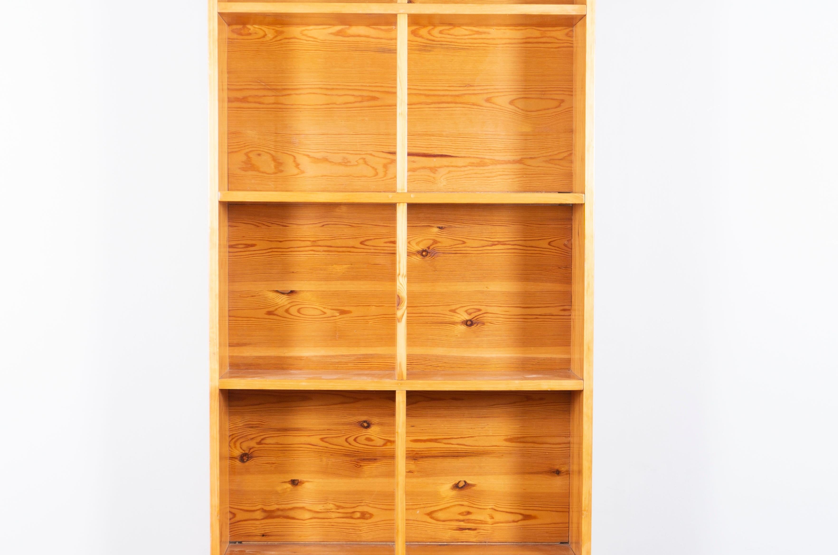 Cupboard in massive pine wood, designed by Gianfranco Fini, 1972 In Excellent Condition For Sale In Berlin, DE