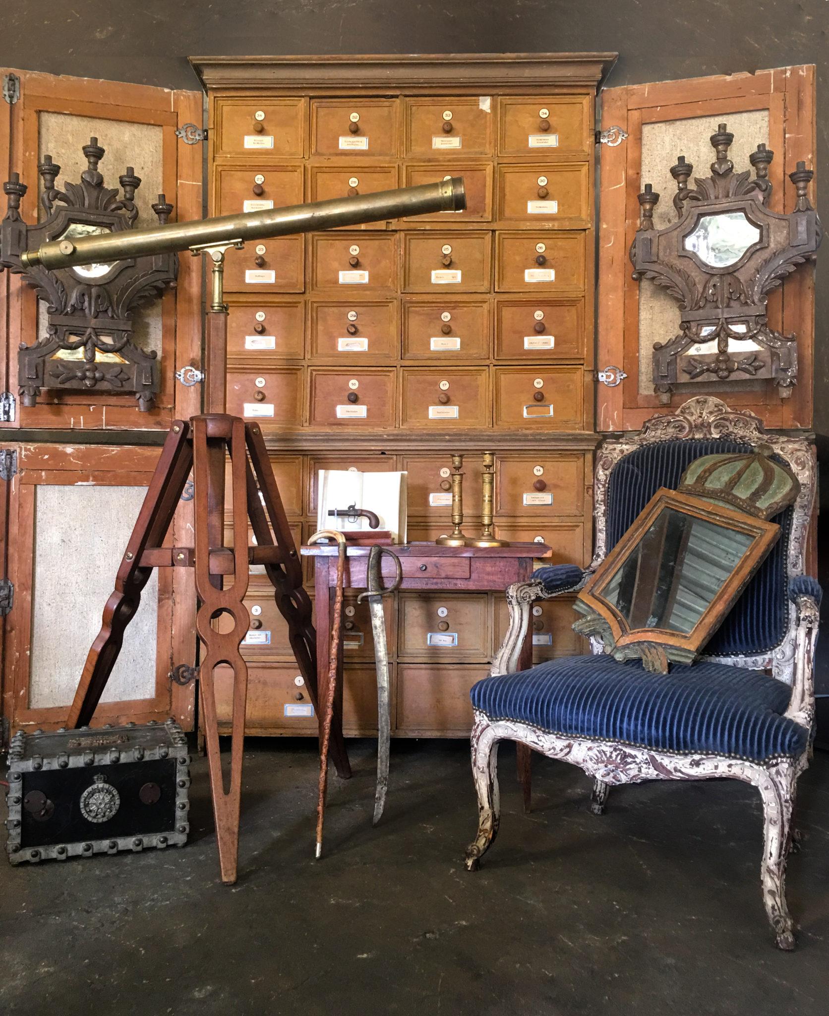 Grande armoire italienne ancienne en toile de théâtre avec 34 tiroirs. Les portes de l'armoire présentent un motif décoratif néoclassique peint sur toile et encadré en bois. Cette armoire italienne ancienne en toile de théâtre a été achetée dans la