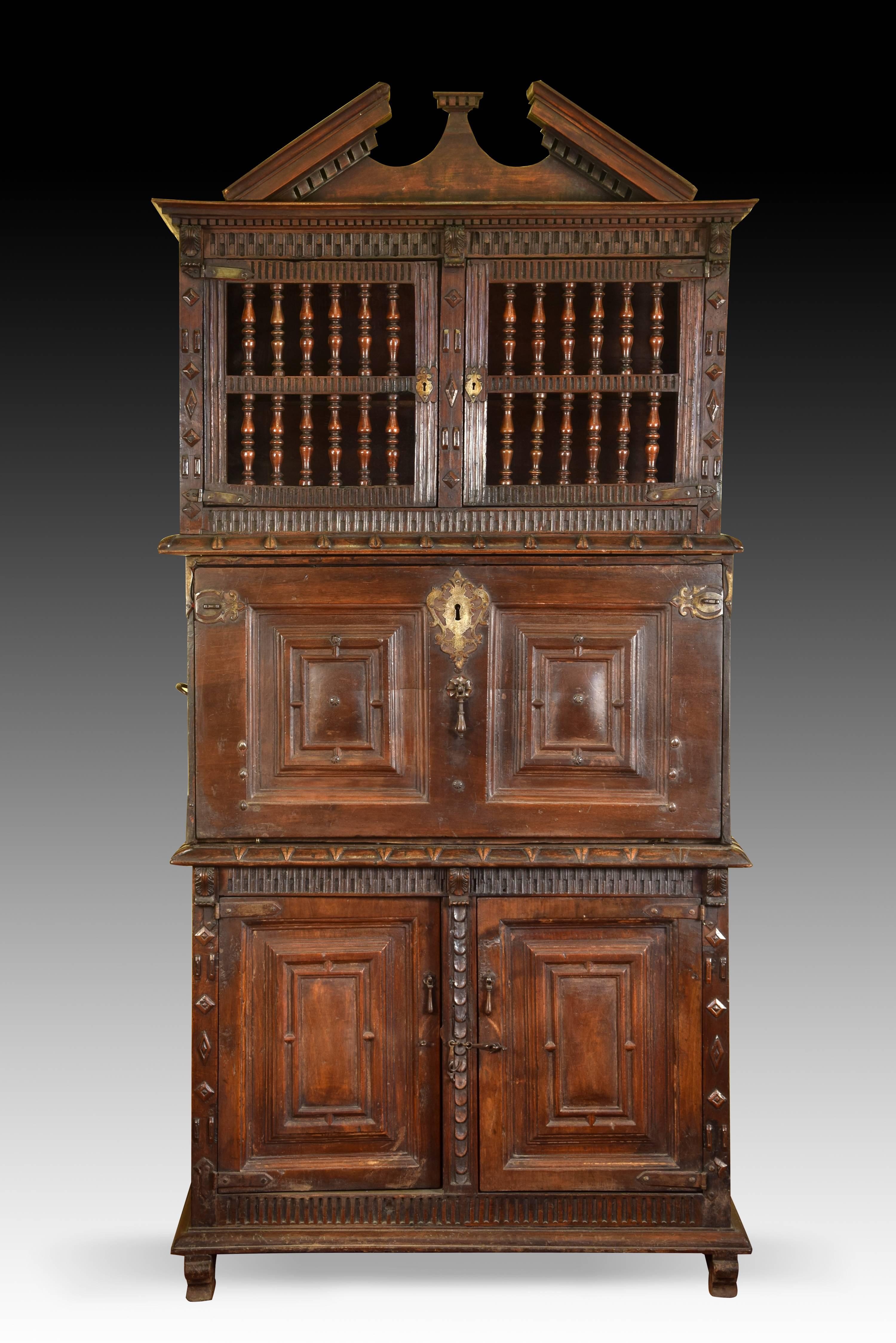 Cupboard with Writing Desk, Wood, Wrought Iron, Asturias, Spain 17th Century In Excellent Condition In Madrid, ES
