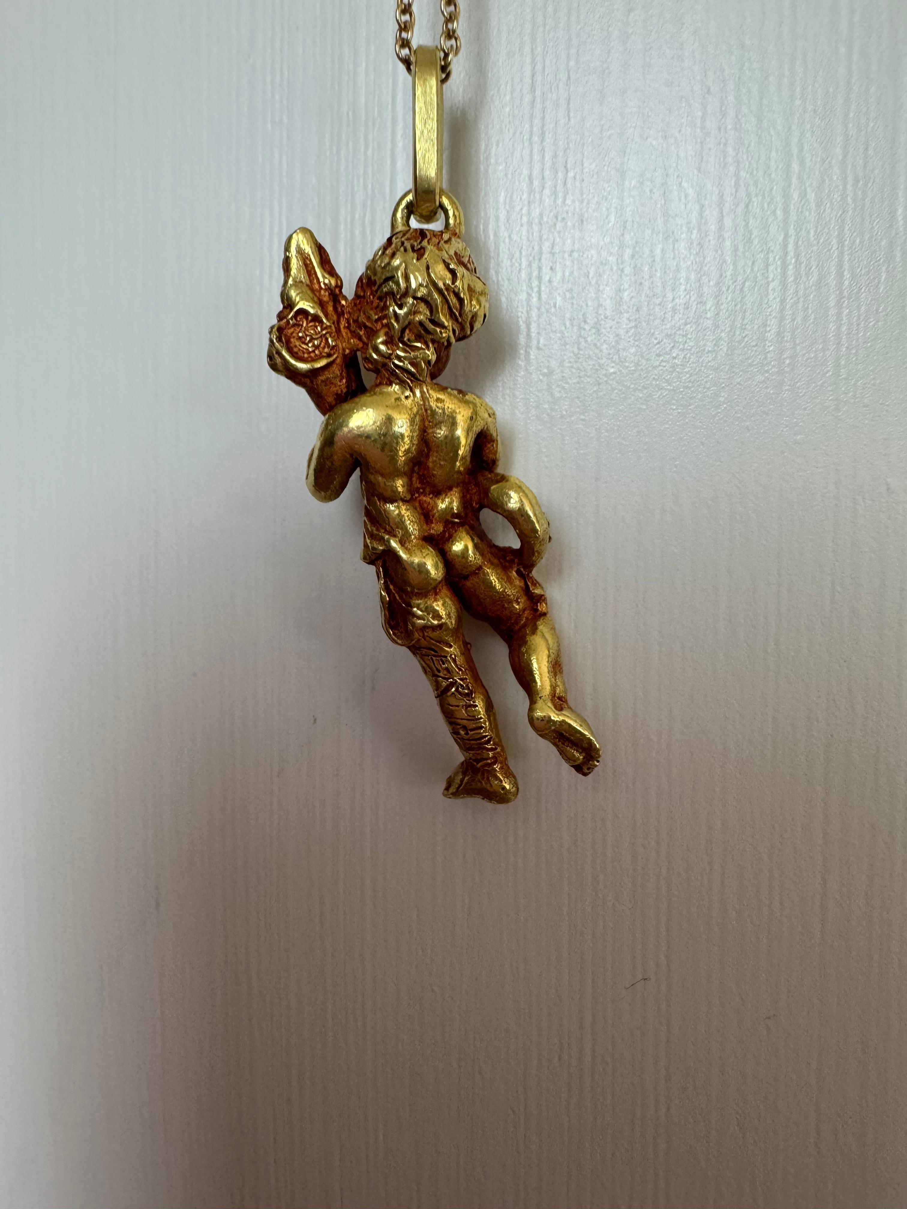Ciondolo scolpito in oro 18k 