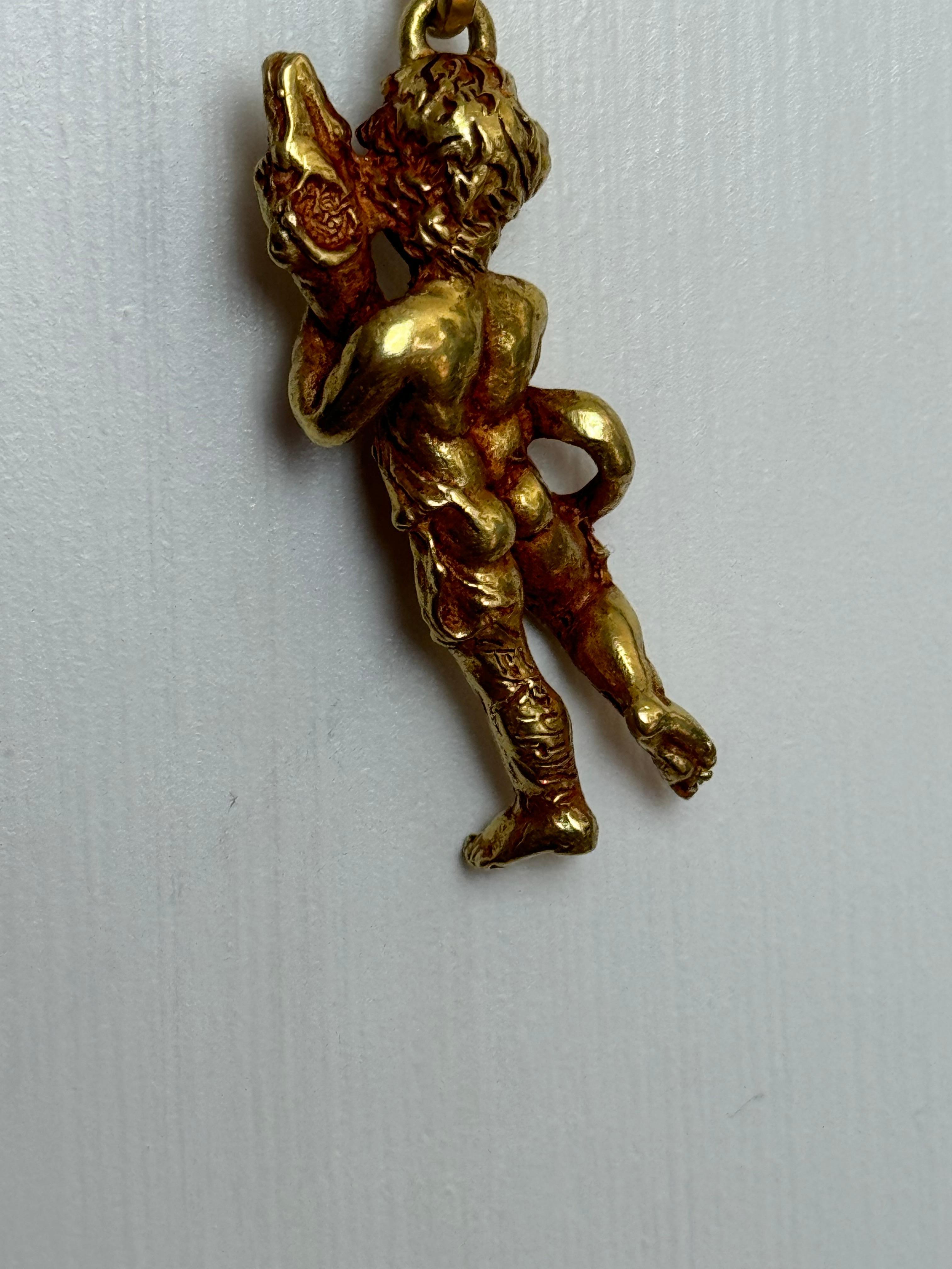 Ciondolo scolpito in oro 18k 
