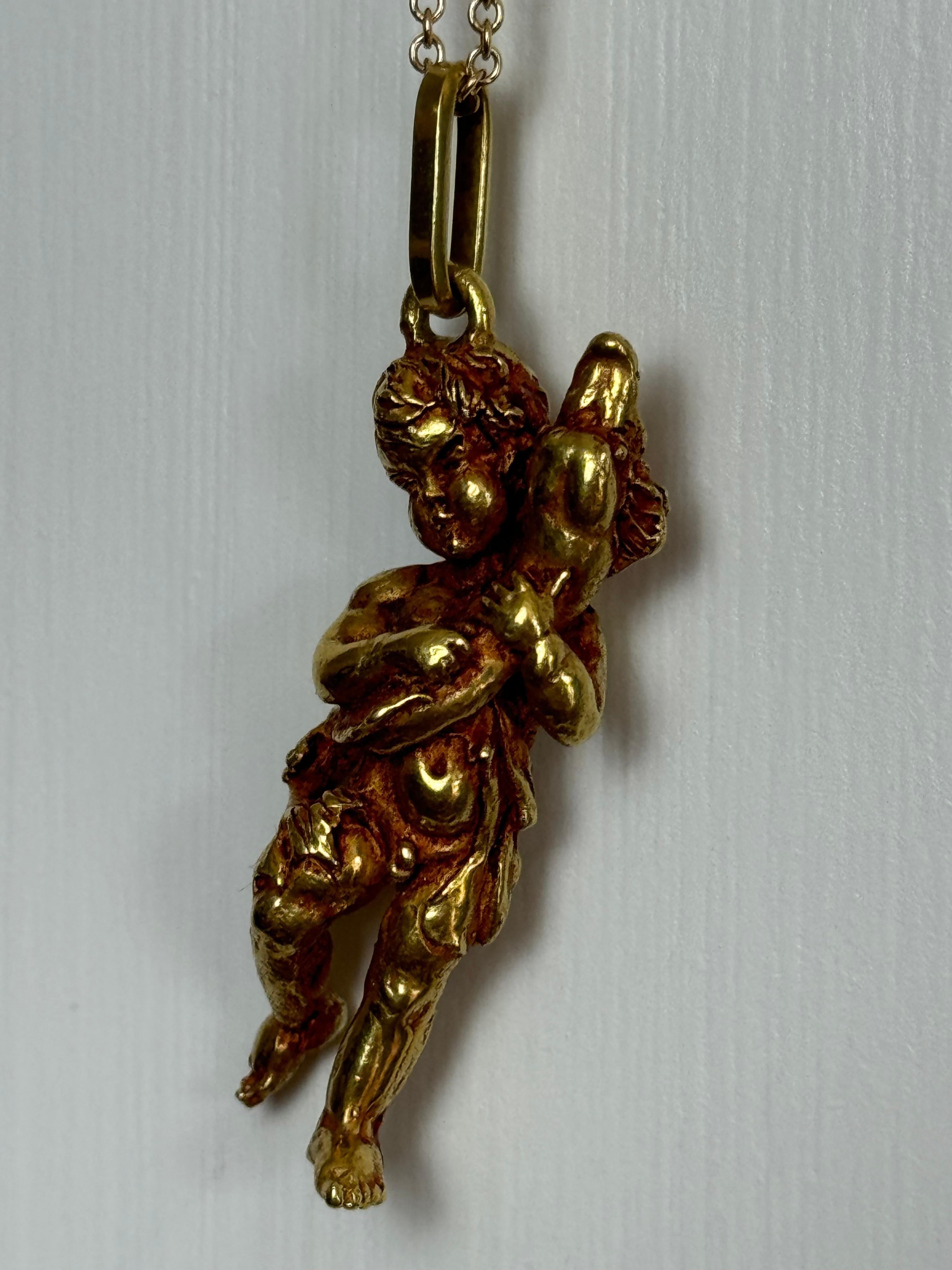 Ciondolo scolpito in oro 18k 