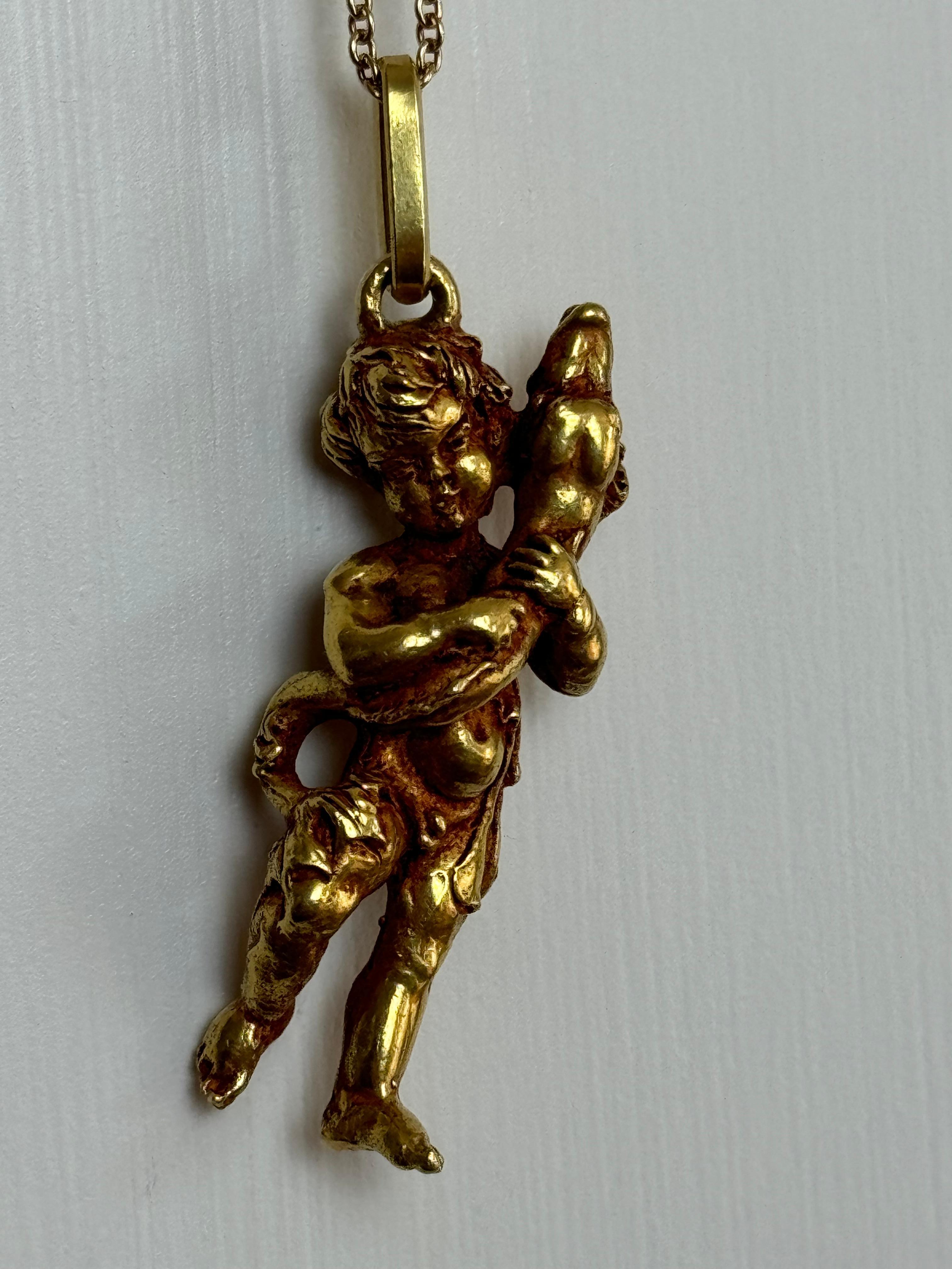 Ciondolo scolpito in oro 18k 