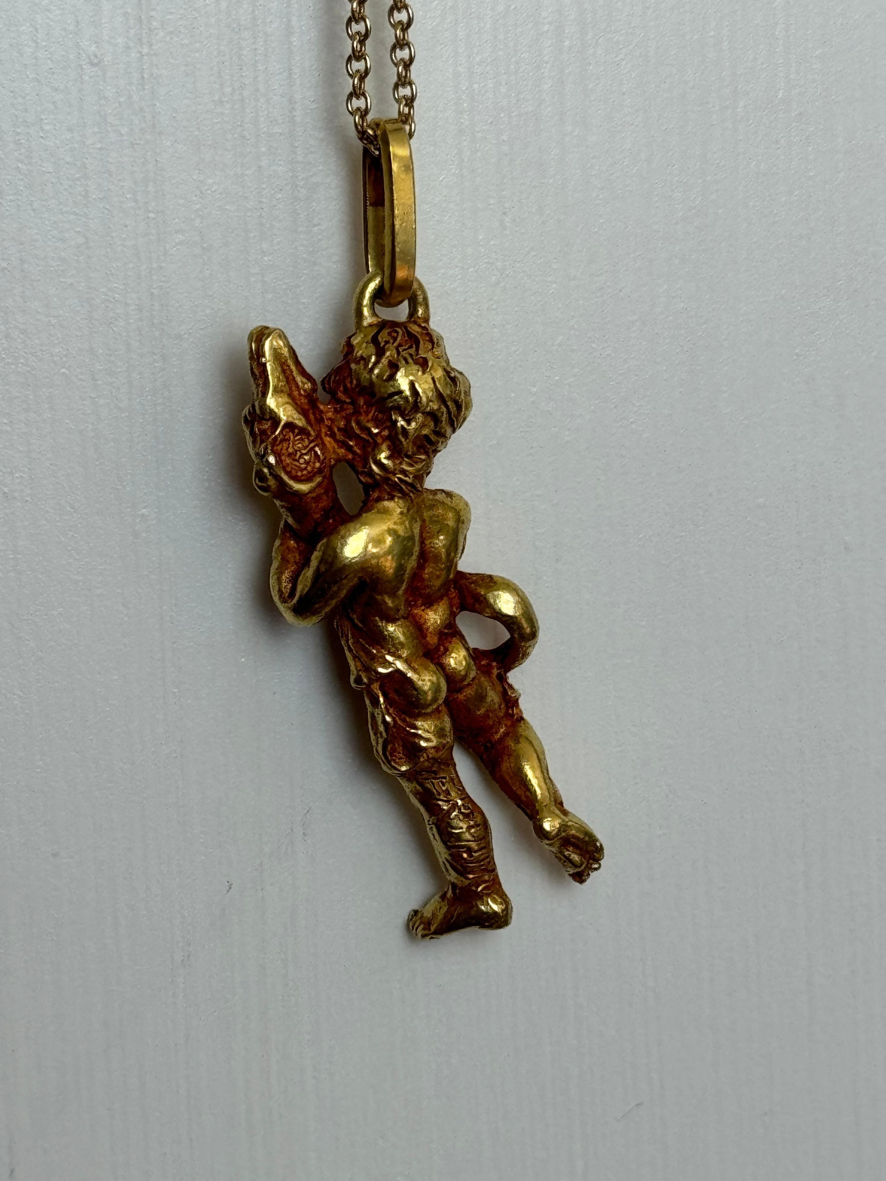 Ciondolo scolpito in oro 18k 