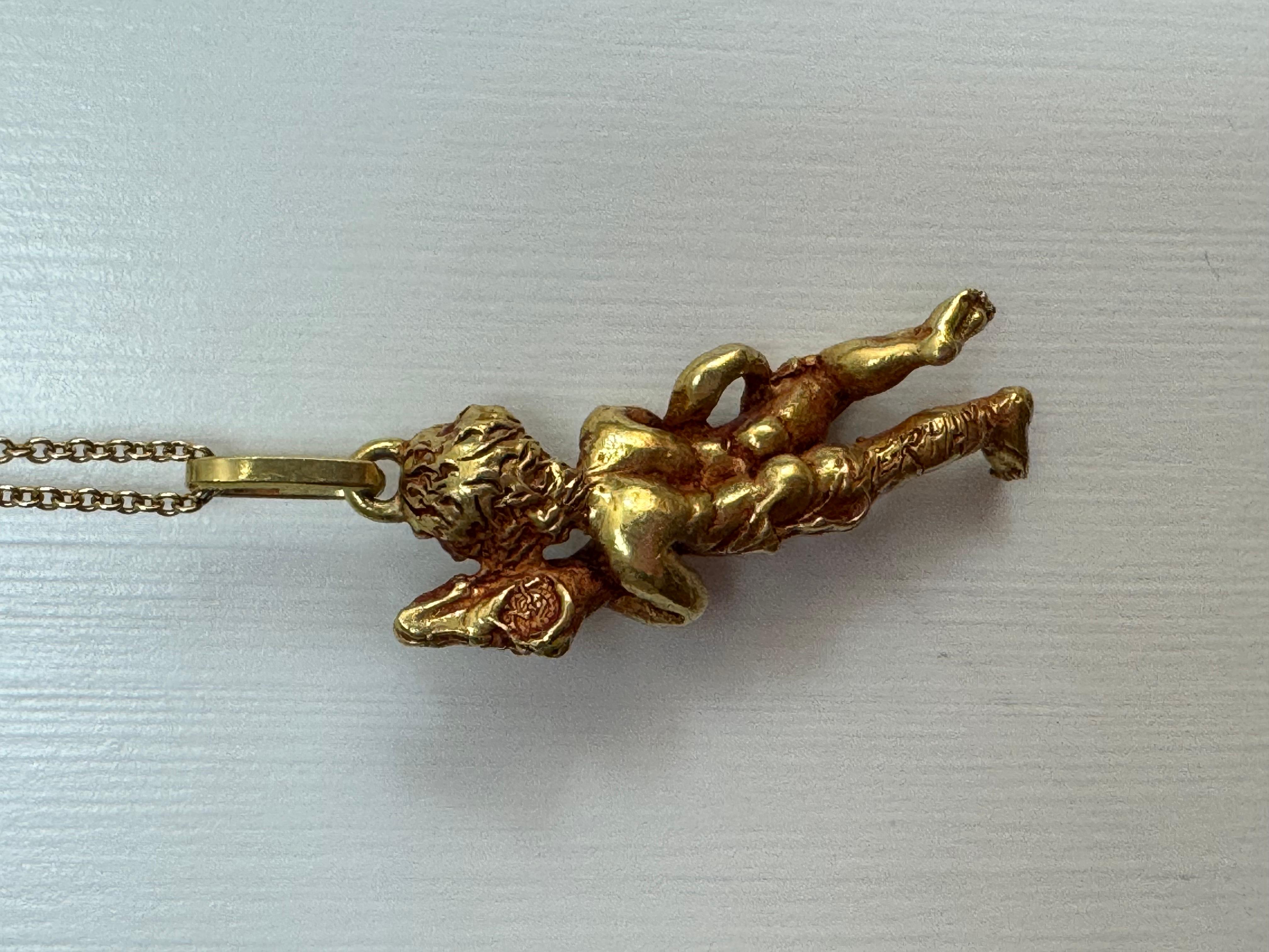 Ciondolo scolpito in oro 18k 