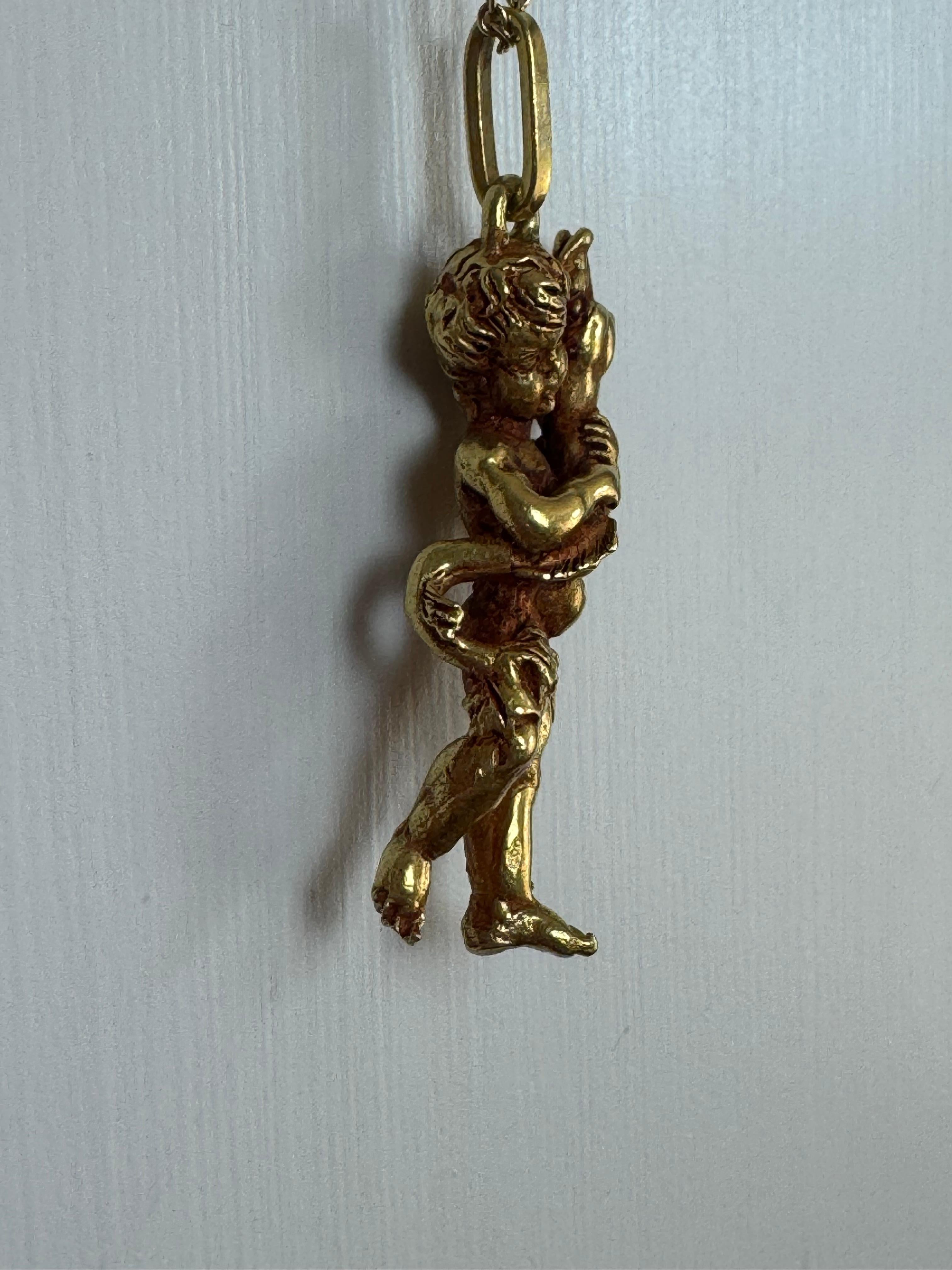 Ciondolo scolpito in oro 18k 