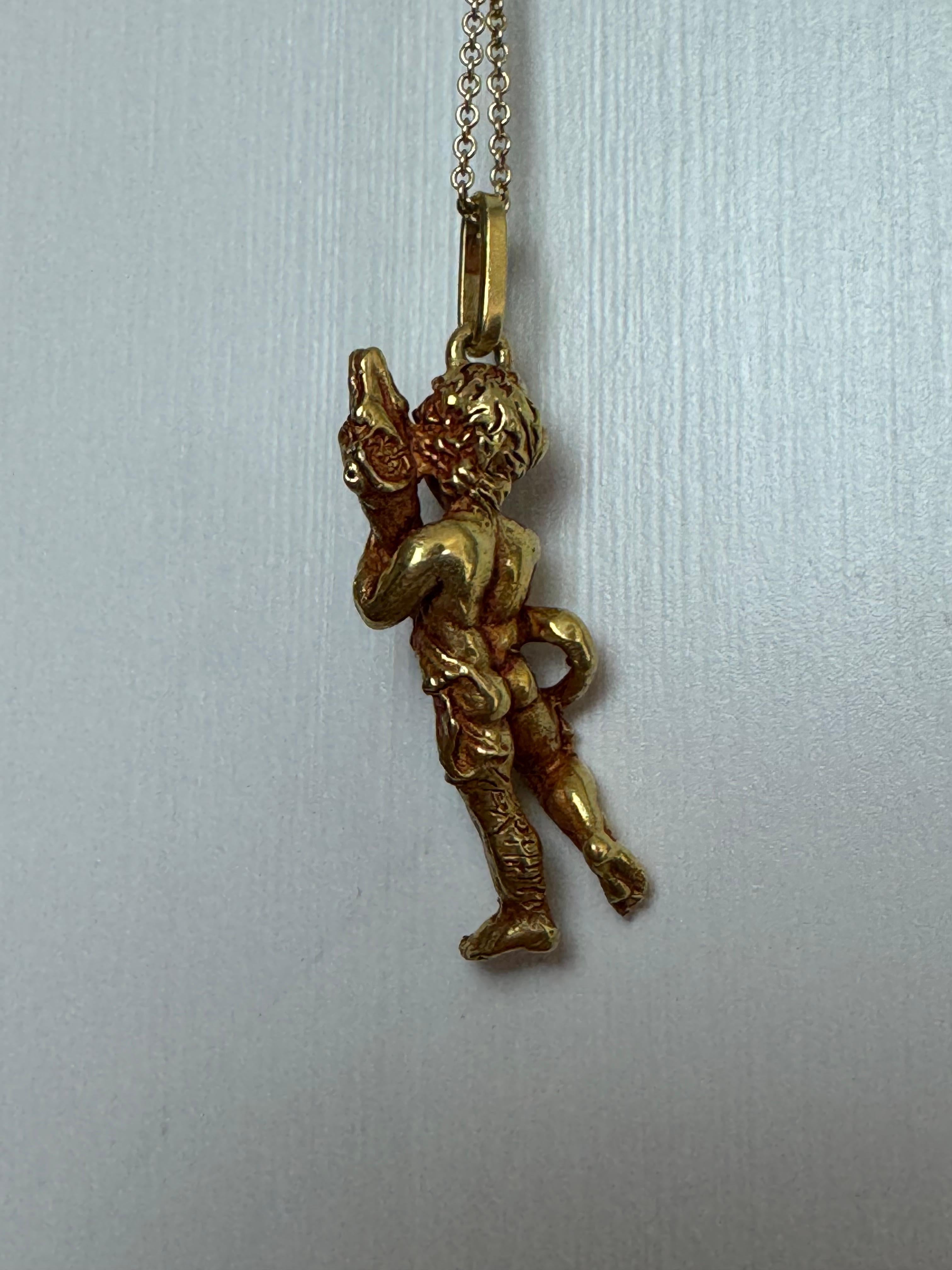 Fine XX secolo Ciondolo scolpito in oro 18k 