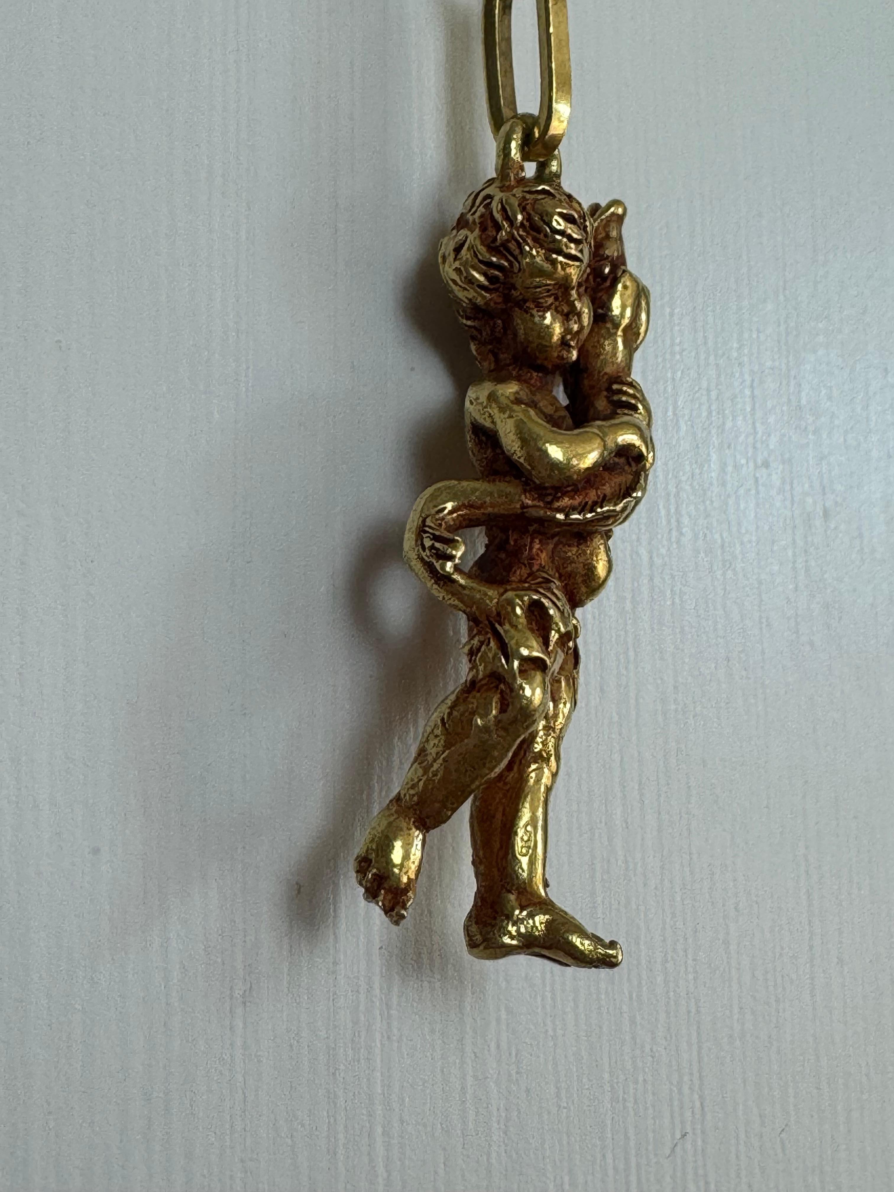 Ciondolo scolpito in oro 18k 