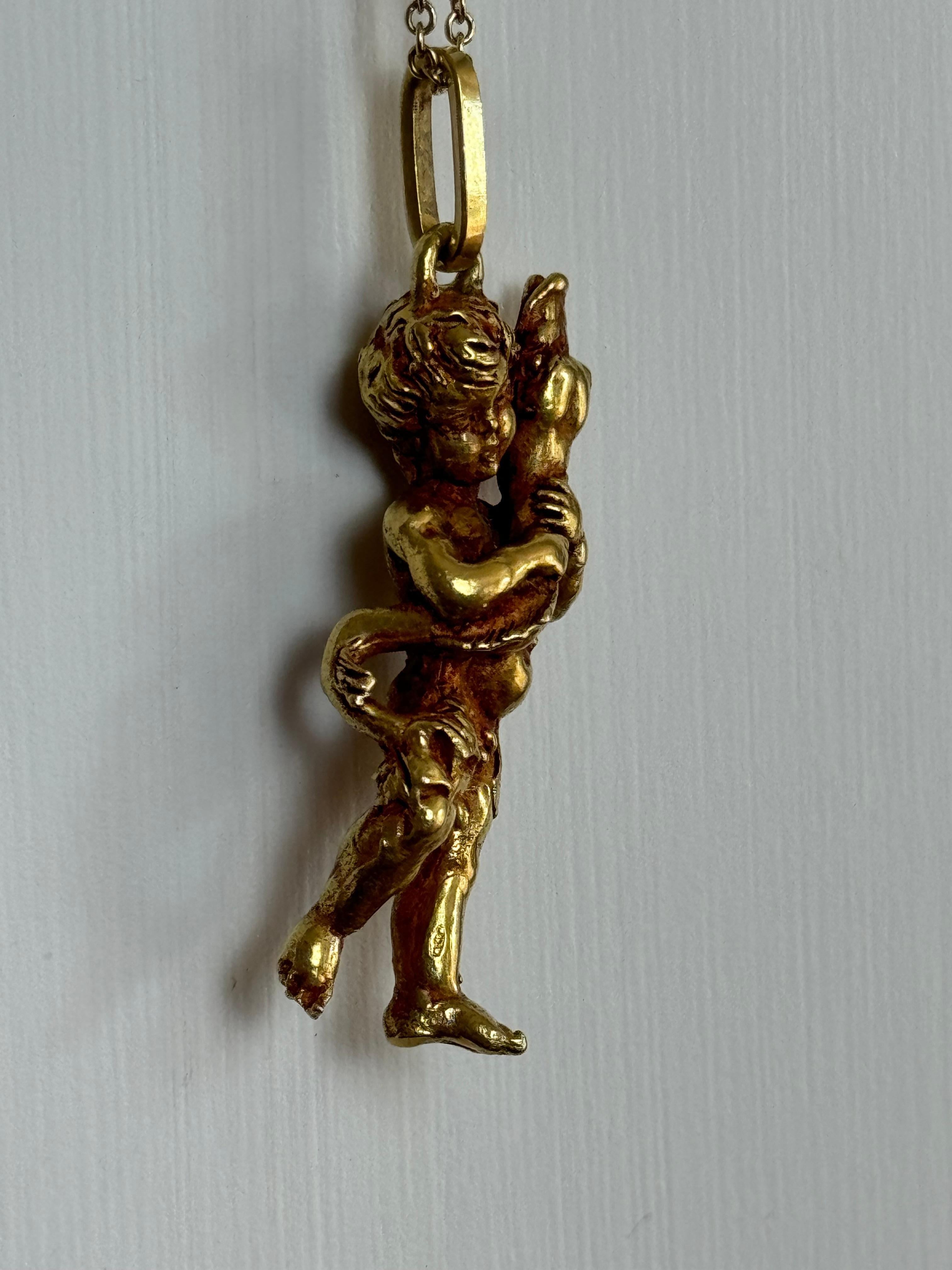 Ciondolo scolpito in oro 18k 