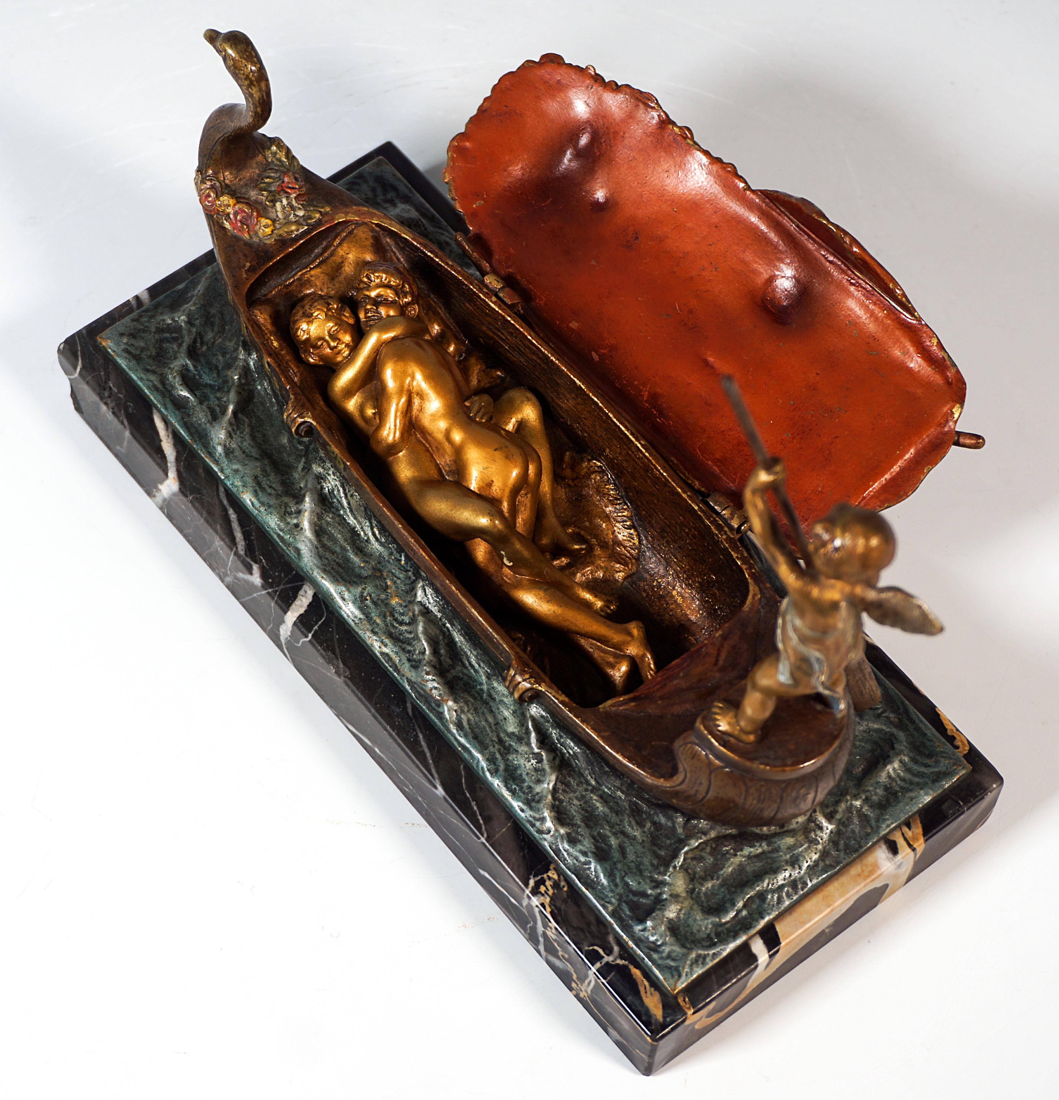 Cupid As A Gondolier, Erotic Viennese Bronze On Marble, by Bergmann, around 1900 In Good Condition For Sale In Vienna, AT