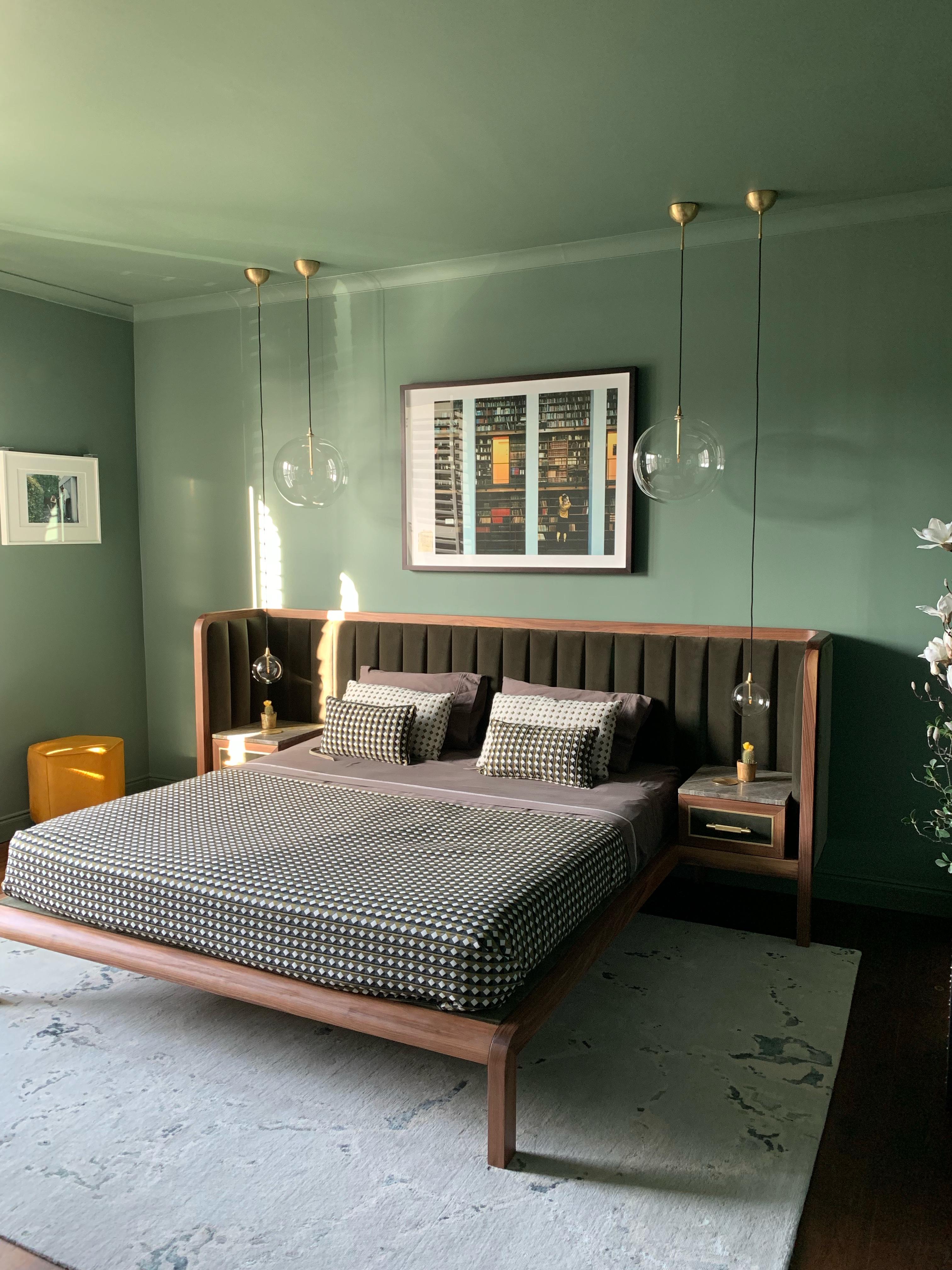 Amor-Bett mit Show-Holz- und Novasuede-Kommoden und integriertem Nachttisch im Angebot 3