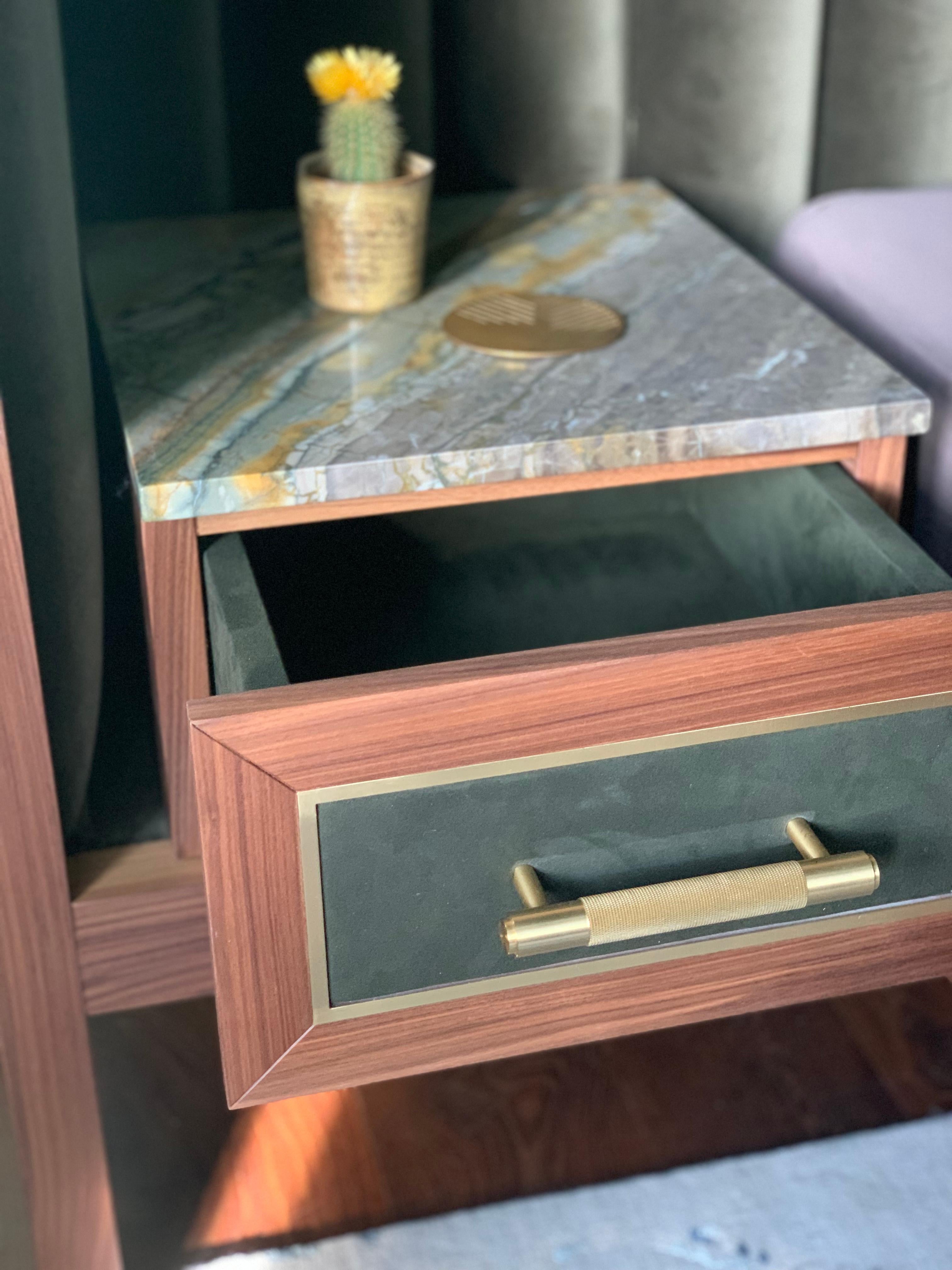 Amor-Bett mit Show-Holz- und Novasuede-Kommoden und integriertem Nachttisch im Angebot 4