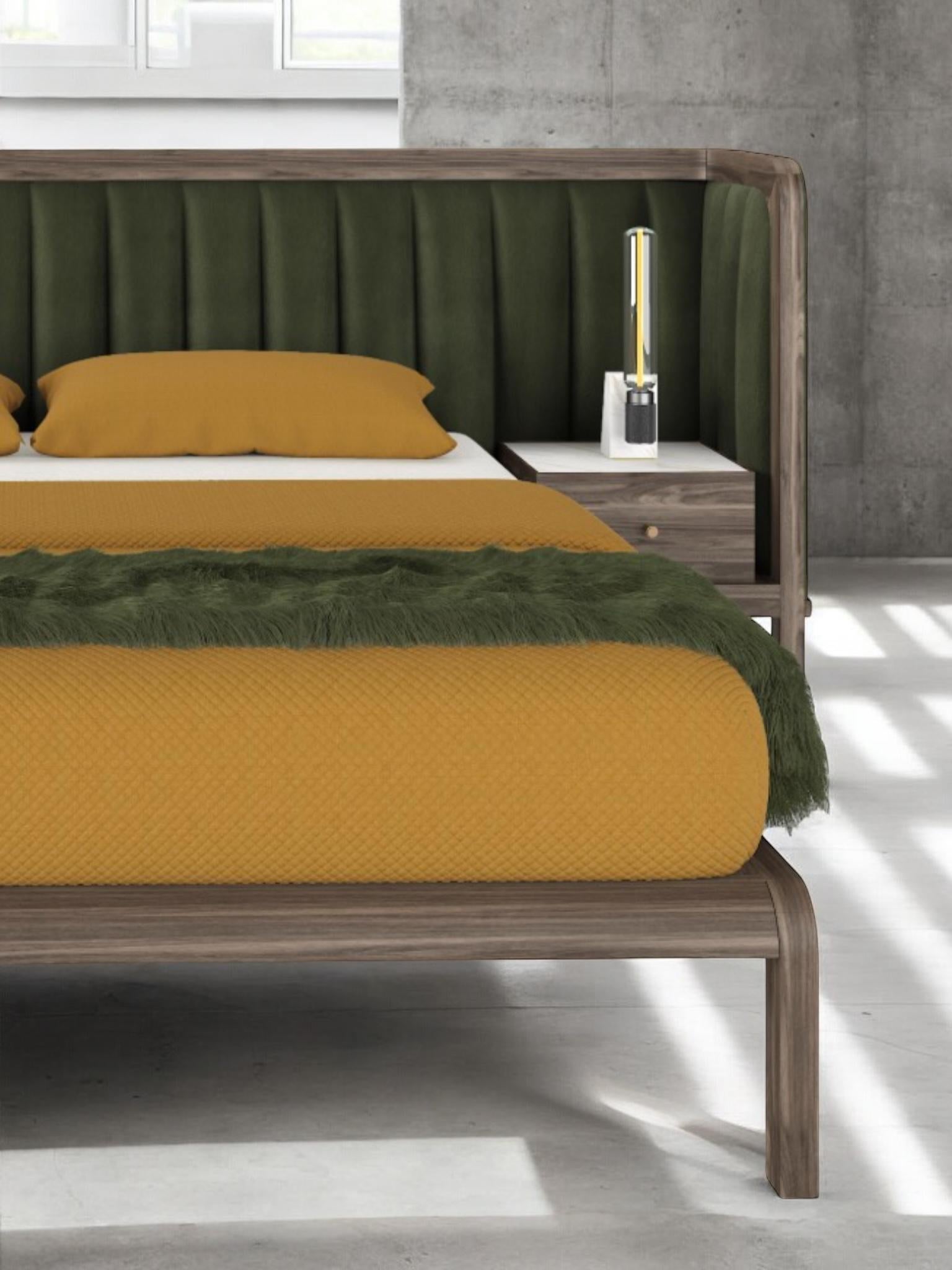 Amor-Bett mit Show-Holz- und Novasuede-Kommoden und integriertem Nachttisch im Angebot 1