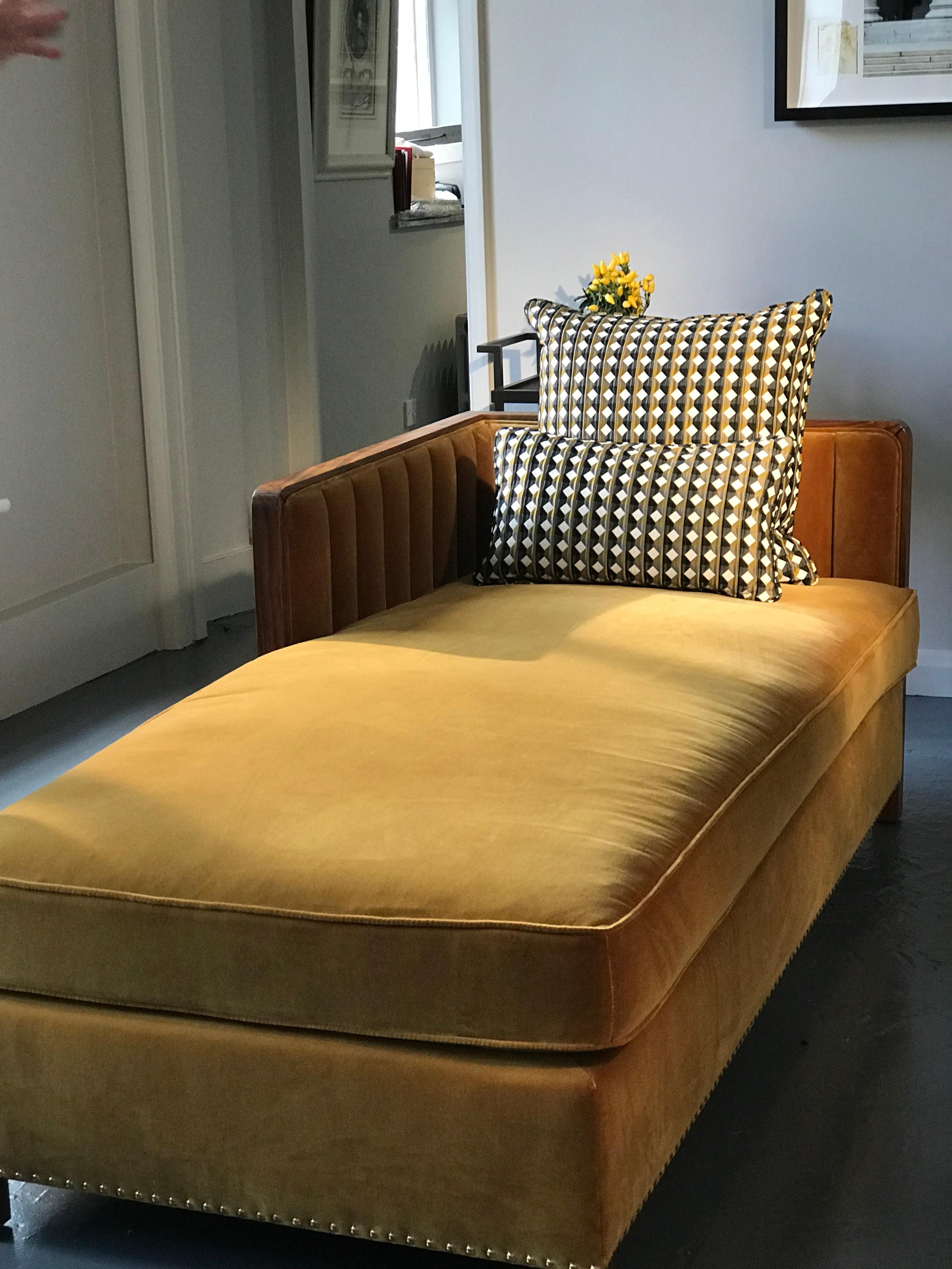 Cupid Chaise mit Gestell aus natürlichem Nussbaum und luxuriösem Samt (21. Jahrhundert und zeitgenössisch) im Angebot
