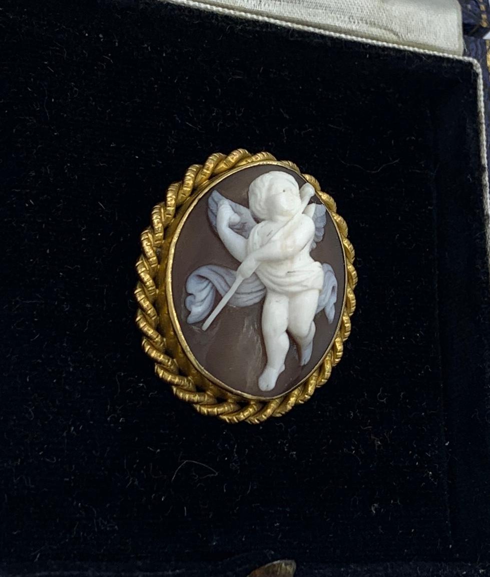 Cupid Cherub Eros Angel Cameo Brooch Victorian 18 Karat Gold High Relief In Excellent Condition In New York, NY