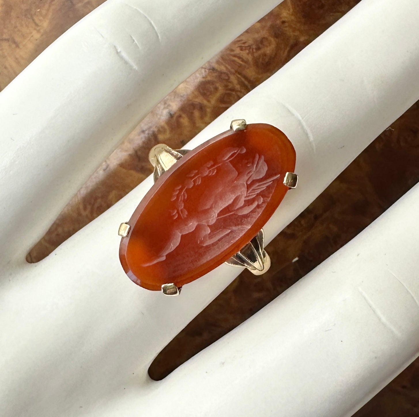 Deléitate con un magnífico anillo de ágata grabada a mano con calidad de museo de la época victoriana - Belle Epoque, que representa una imagen del dios del amor, Cupido o Eros, y está engastado en un bello y elegante marco de oro amarillo de 10
