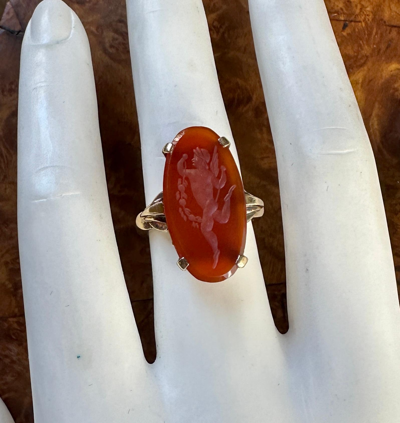 Cupido Eros Dios del Amor Anillo calcográfico Ágata Oro Neoclásico Victoriano 1890 en Excelente estado para la venta en New York, NY