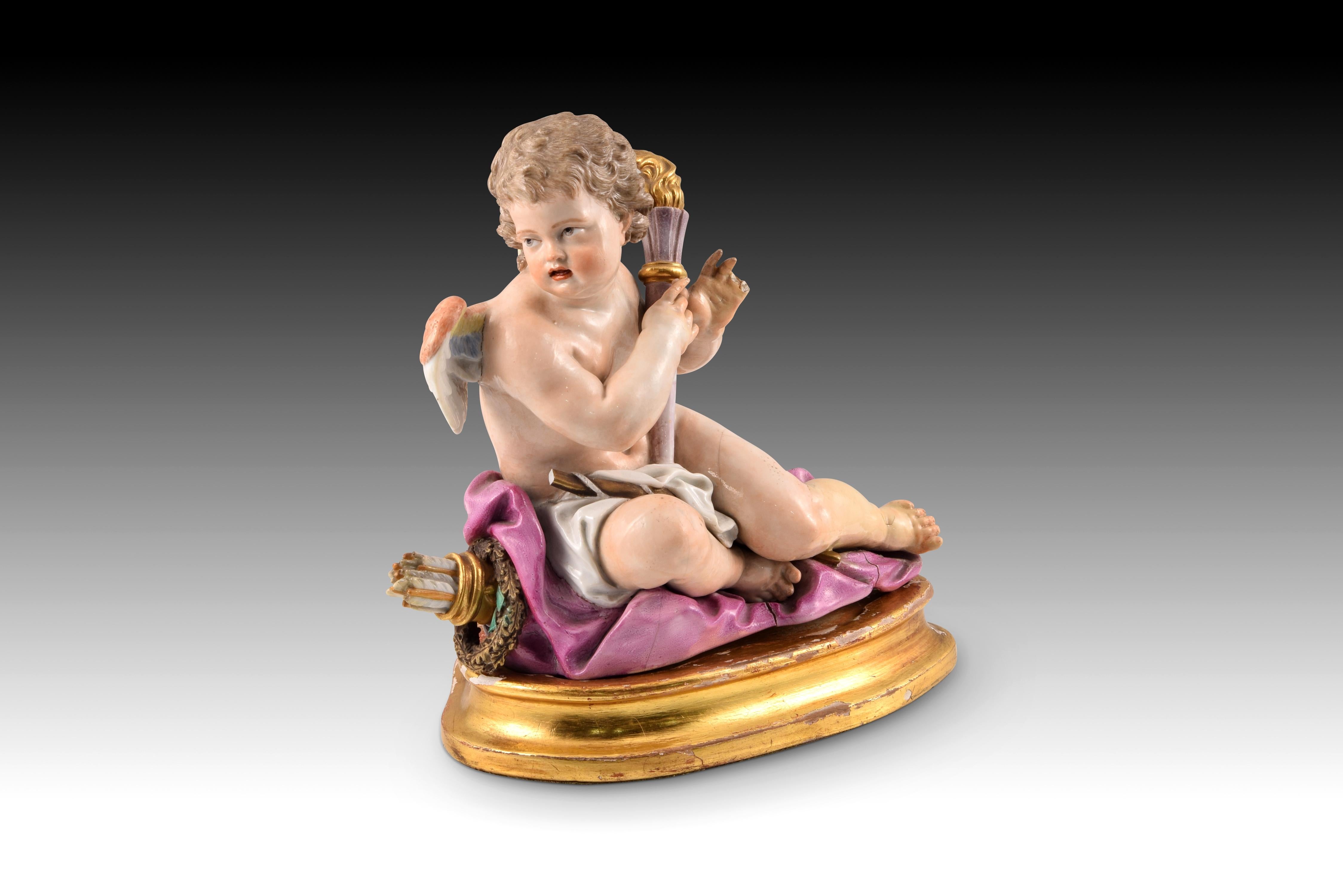 Cupido. Porcellana smaltata, ecc. Forse Meissen, XIX secolo. 
Con adesivo sulla base. Presenta dei restauri. 
Statuetta in porcellana che presenta una base ovale e dorata su cui Cupido è sdraiato, caratterizzato come sempre dalle sue ali, dal suo