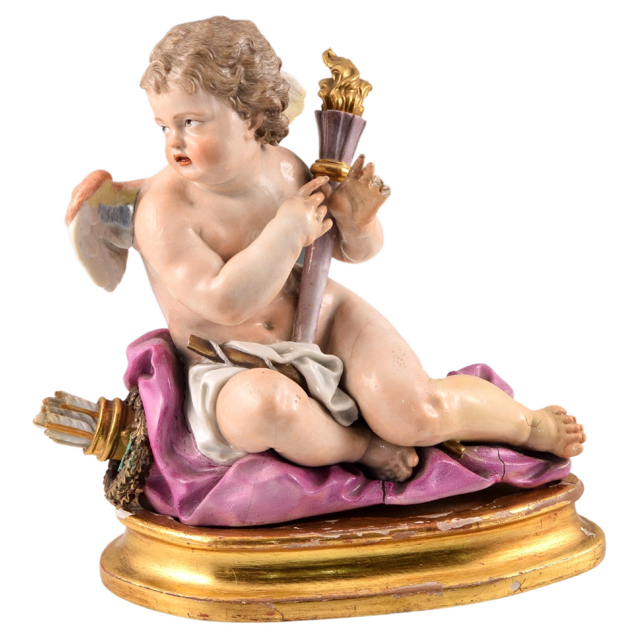 Cupidon. Porcelaine émaillée, etc. Possiblement Meissen, 19e siècle.