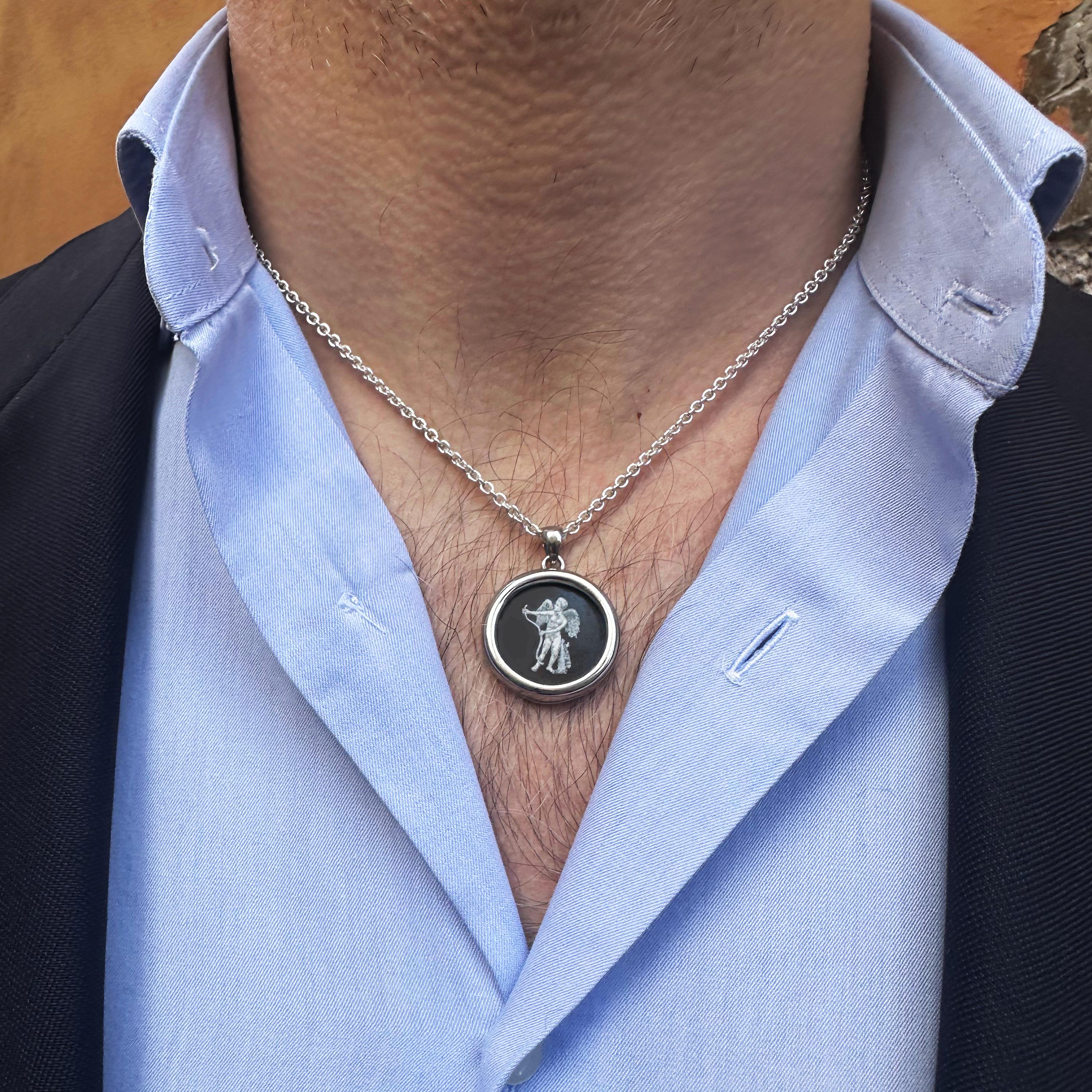 Romano classico CUPIDO Dipinto a mano su onice Ciondolo in argento 925 in vendita