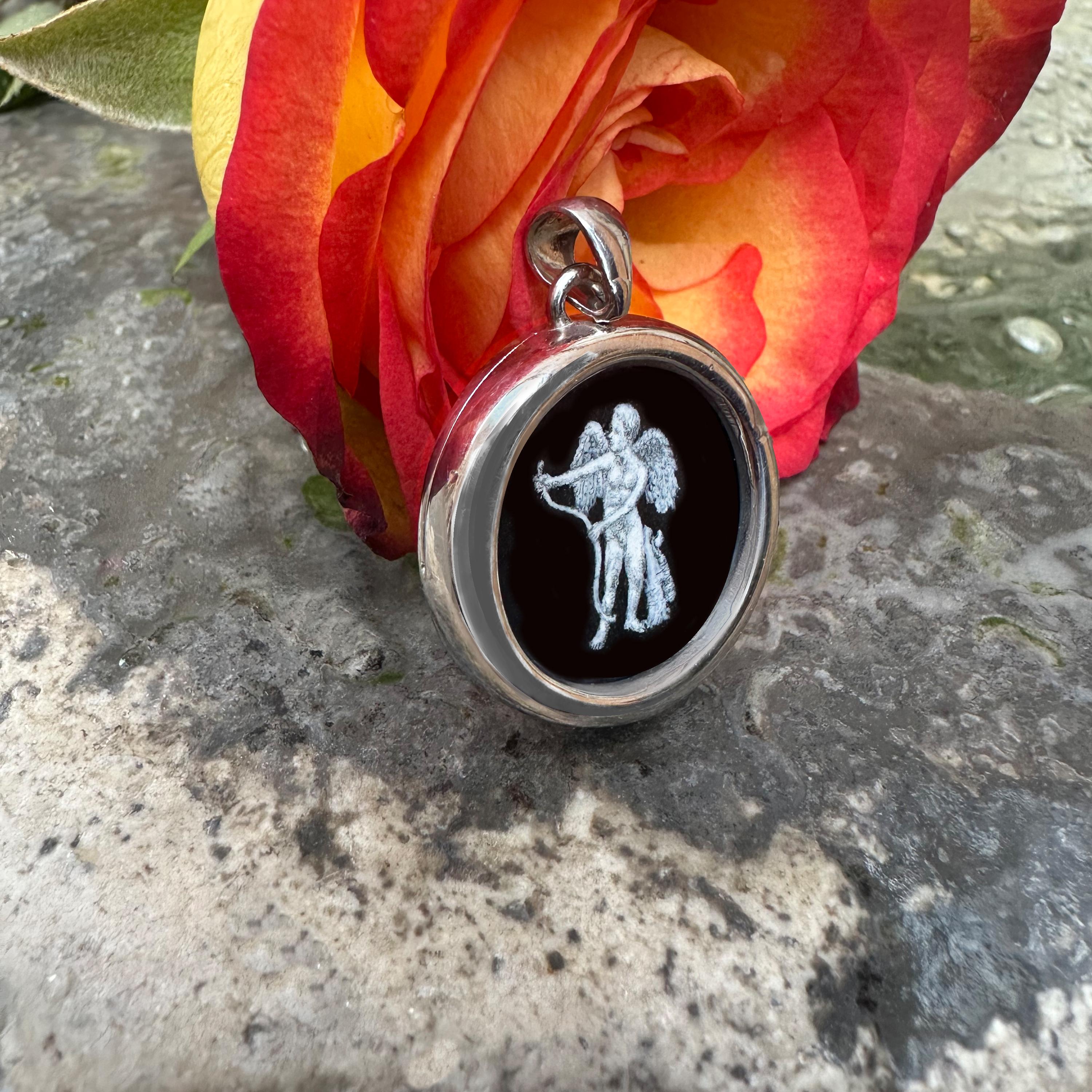 Taglio rotondo CUPIDO Dipinto a mano su onice Ciondolo in argento 925 in vendita