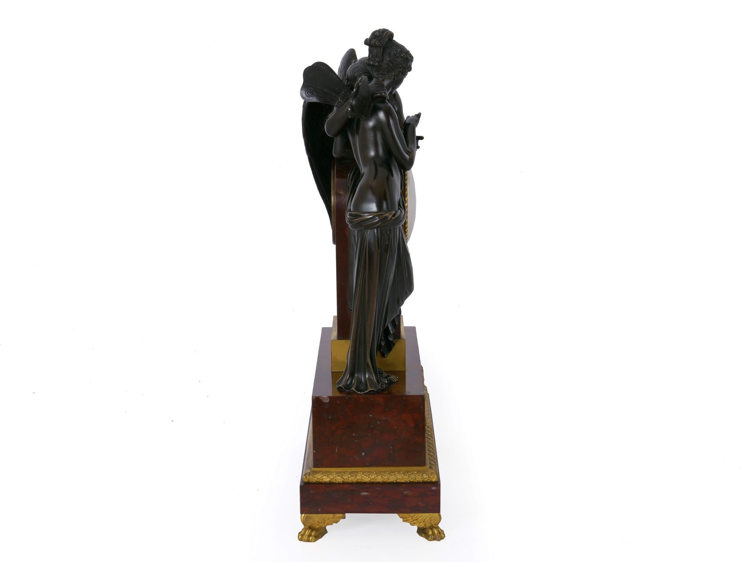 Français Horloge de cheminée Cupidon et Psyché en bronze de style Empire français, vers 1815