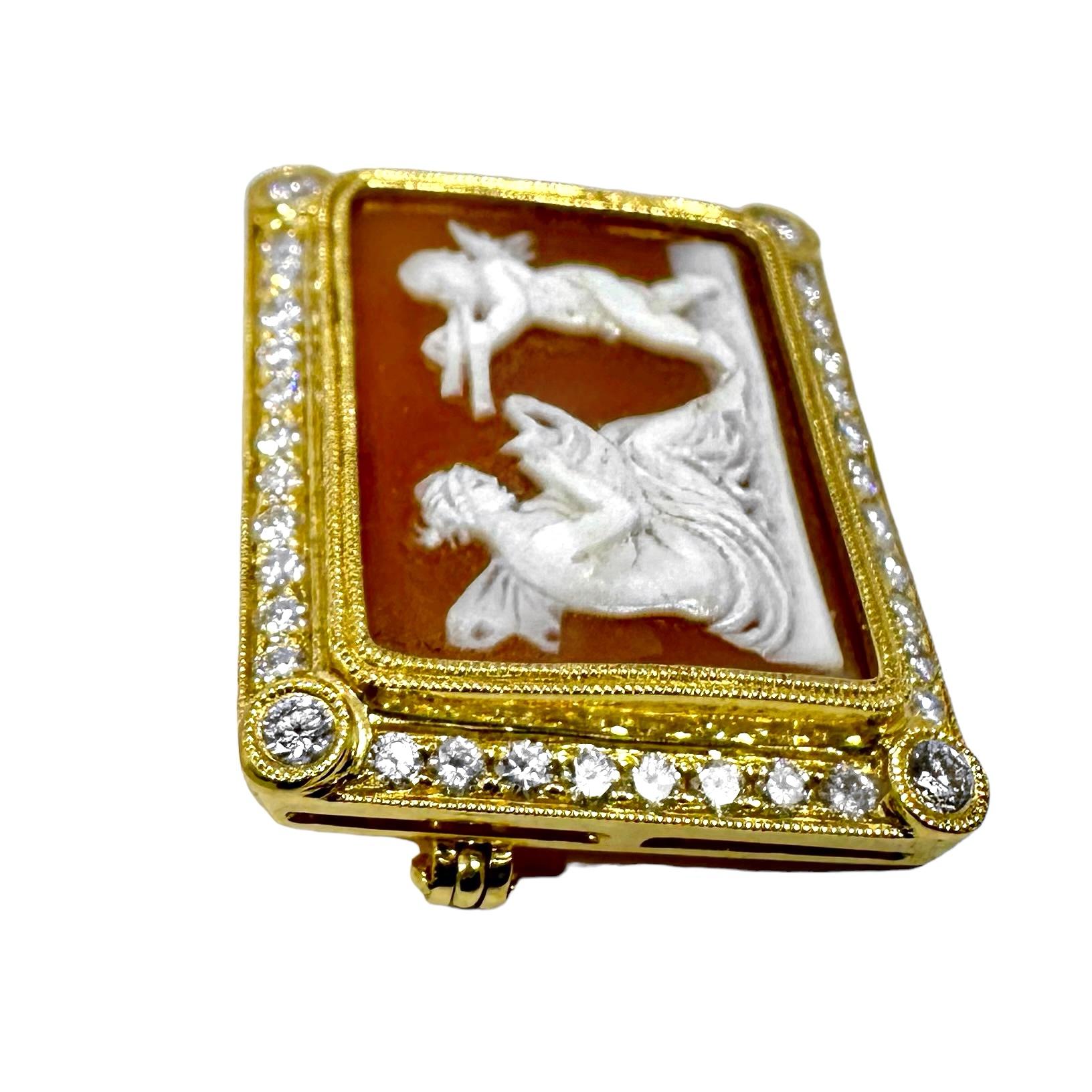 Broche Camafeo Cupido y Psique Forma Rectangular en Oro Amarillo con Borde de Diamantes en Bueno estado para la venta en Palm Beach, FL