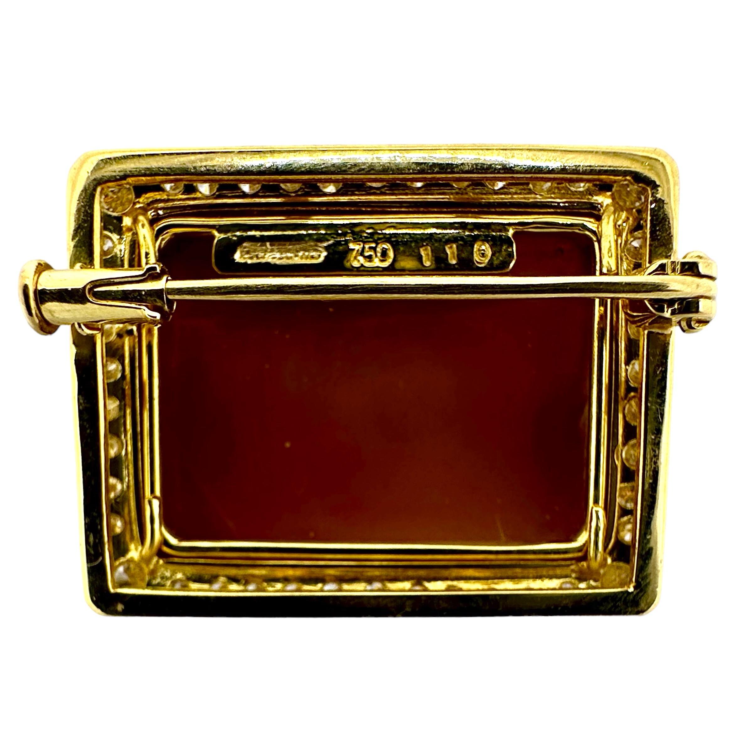 Femenino o masculino Broche Camafeo Cupido y Psique Forma Rectangular en Oro Amarillo con Borde de Diamantes en venta