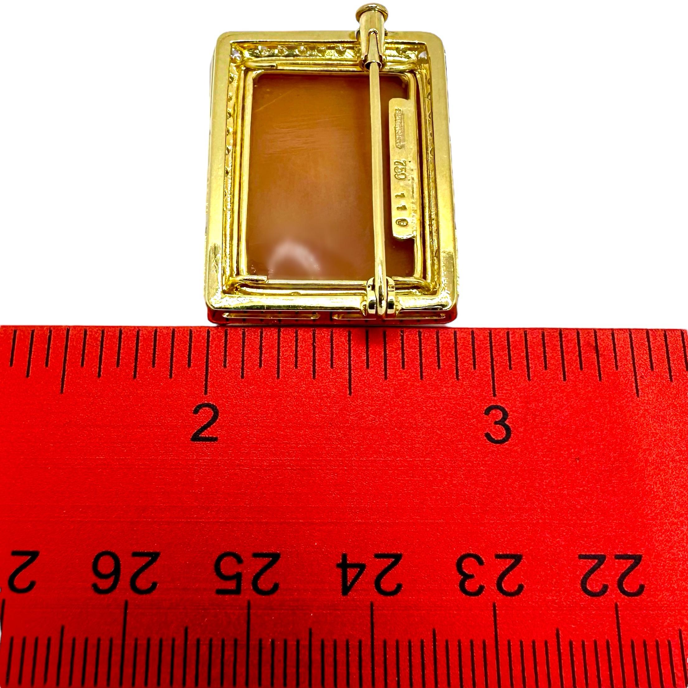 Broche Camafeo Cupido y Psique Forma Rectangular en Oro Amarillo con Borde de Diamantes en venta 2
