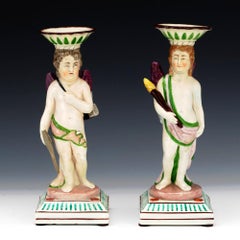 "Cupido e il tedoforo": Coppia di Neale & Co. Candelieri figurati Pearlware