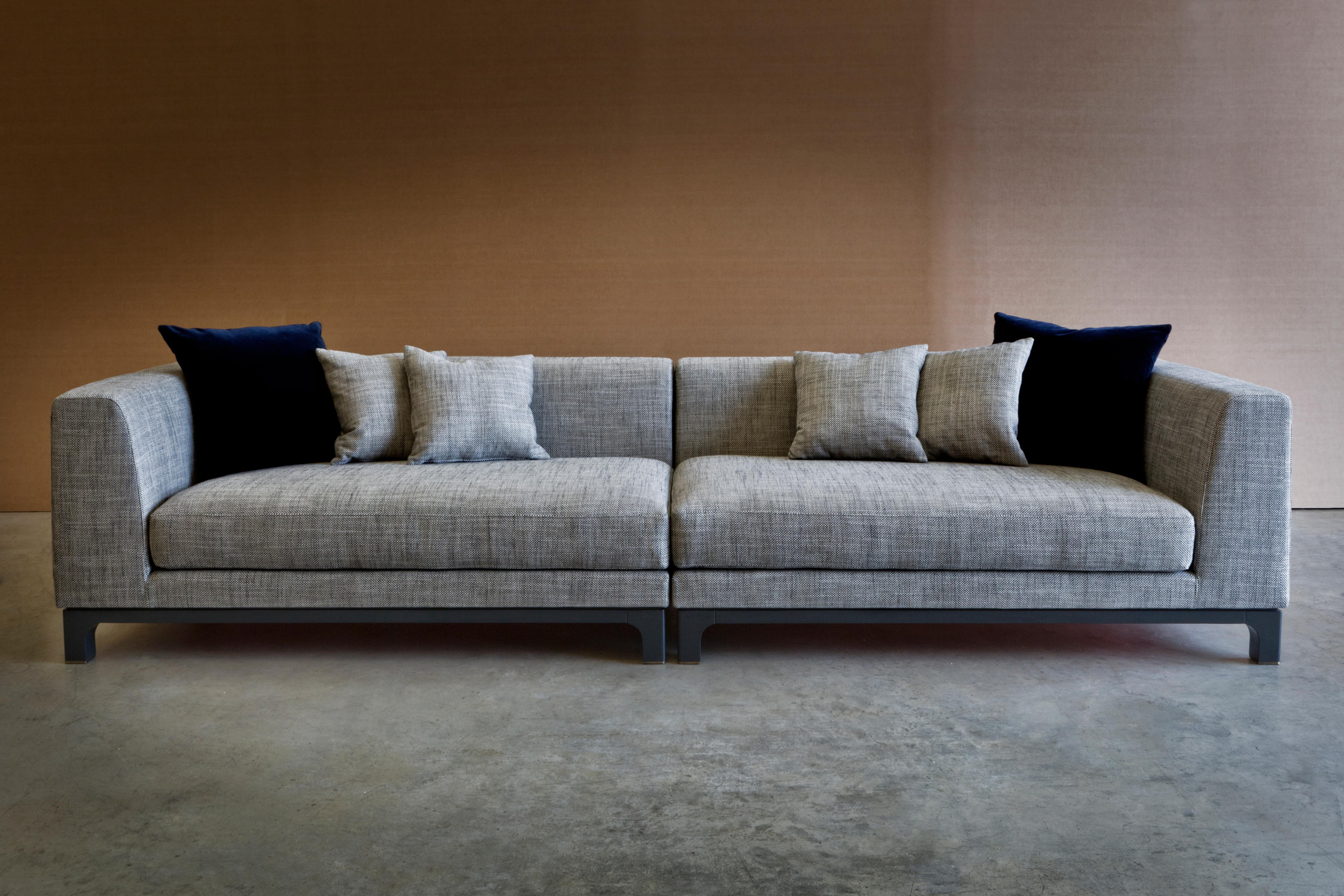 Sofá Cupido 180 con base de laca brillante y madera de haya by Casa Casati
Dimensiones: P 86 x An 180 x Al 70 cm. 
Materiales: Madera de haya, contrachapado marino, laca, poliuretano, fibra de poliéster, espuma, algodón y tela.

Sugerencias para