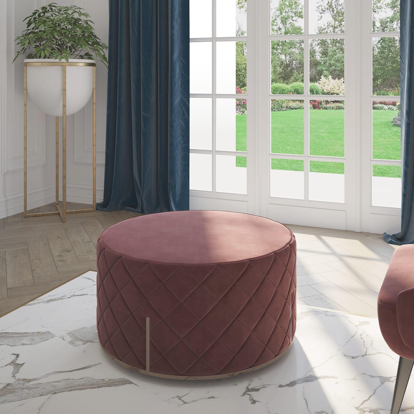 This velvet pouf is distinguished by the metal strips insert, which bestows a unique decorative appeal on each element. Cupido can be placed as a complement to configurations and bring that extra touch of glamour and style to the space.