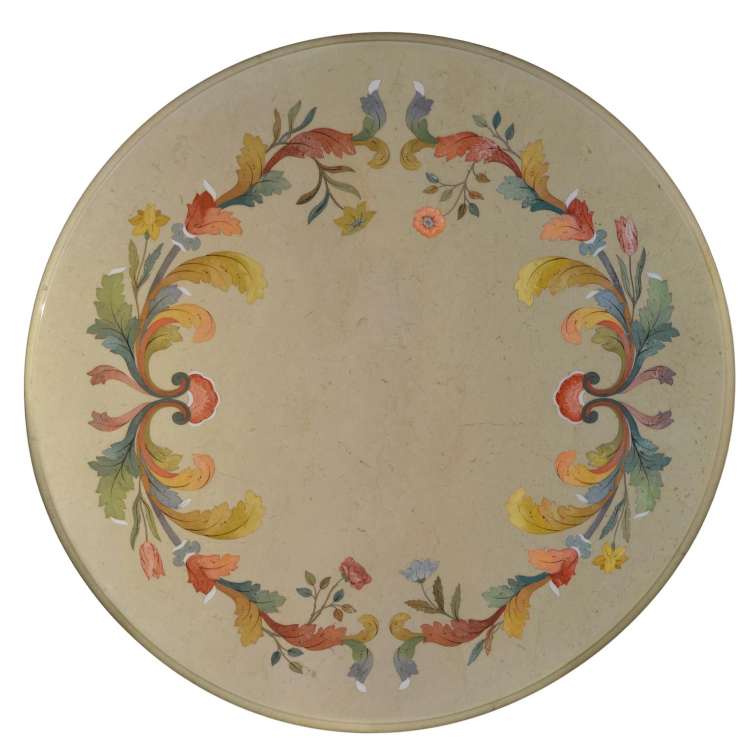 Table ronde de salle à manger ou de centre de style Adams fabriquée à la main dans notre laboratoire d'artistes.
Le plateau de la table ronde, en marbre Cream Botticino, est orné d'une incrustation sophistiquée de scagliola, composée de volutes