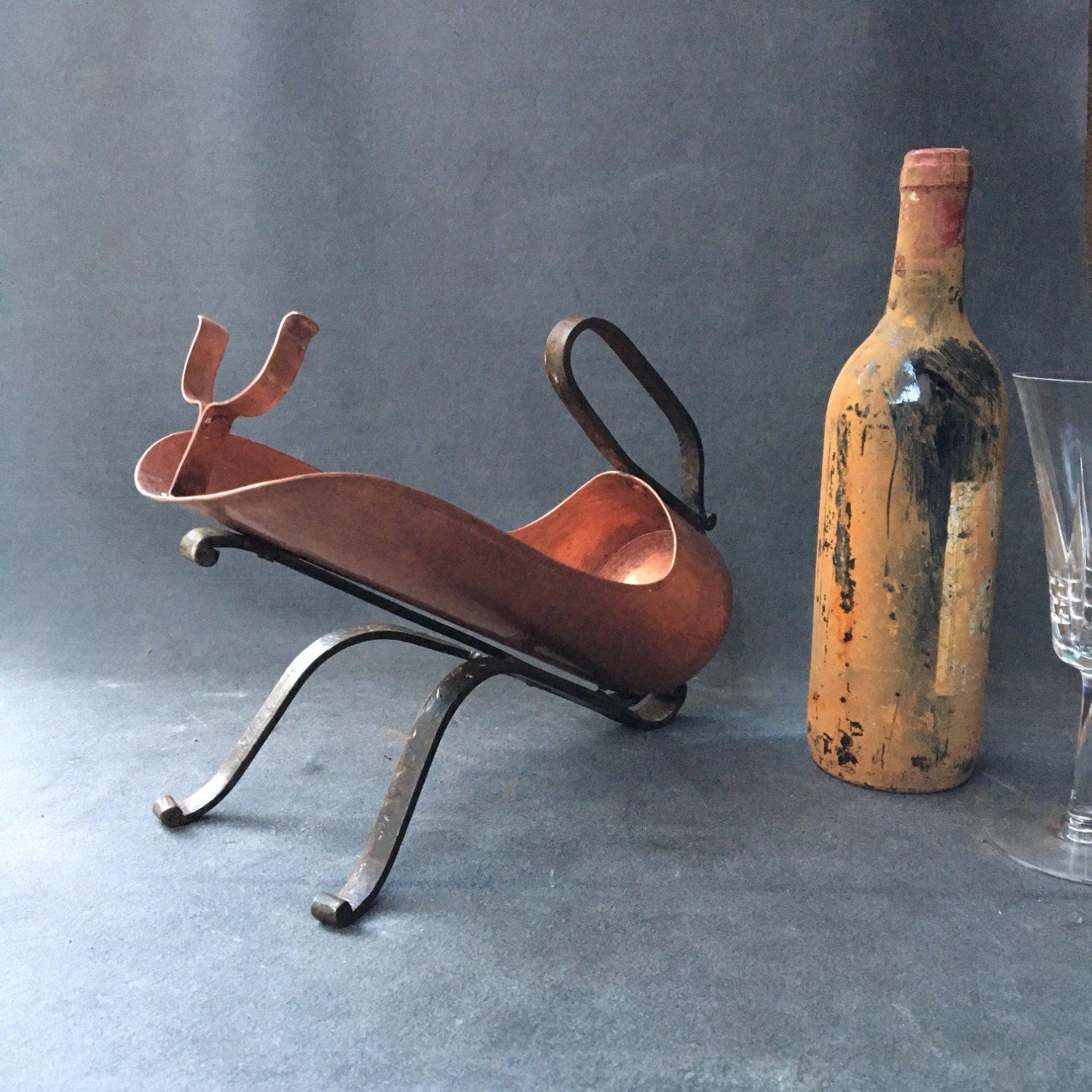 Superb bottle holder table to create a beautiful table for the holidays! And to decant and serve the wine so that it is better.

And beautiful collector's item thanks to its zoomorphic decorative aspect.

In copper and hammered metal. Handmade