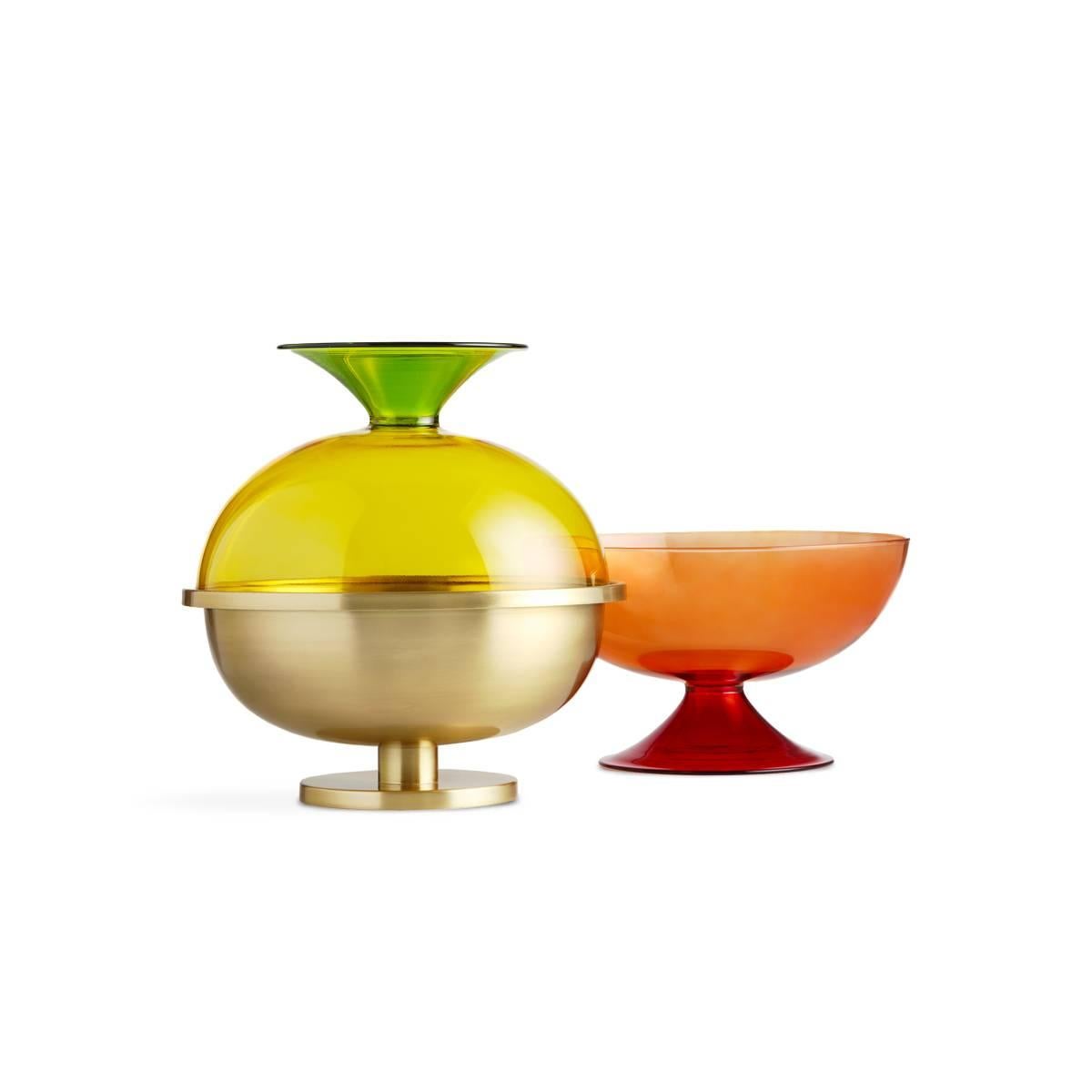 Cuppone ist eine große Messingschale, die zur Tablejoy-Kollektion gehört, einer von Aldo Cibic entworfenen Geschirrfamilie, die sich durch einen fröhlichen, farbenfrohen und leicht radikalen Geist auszeichnet. Alle Objekte von Tablejoy können