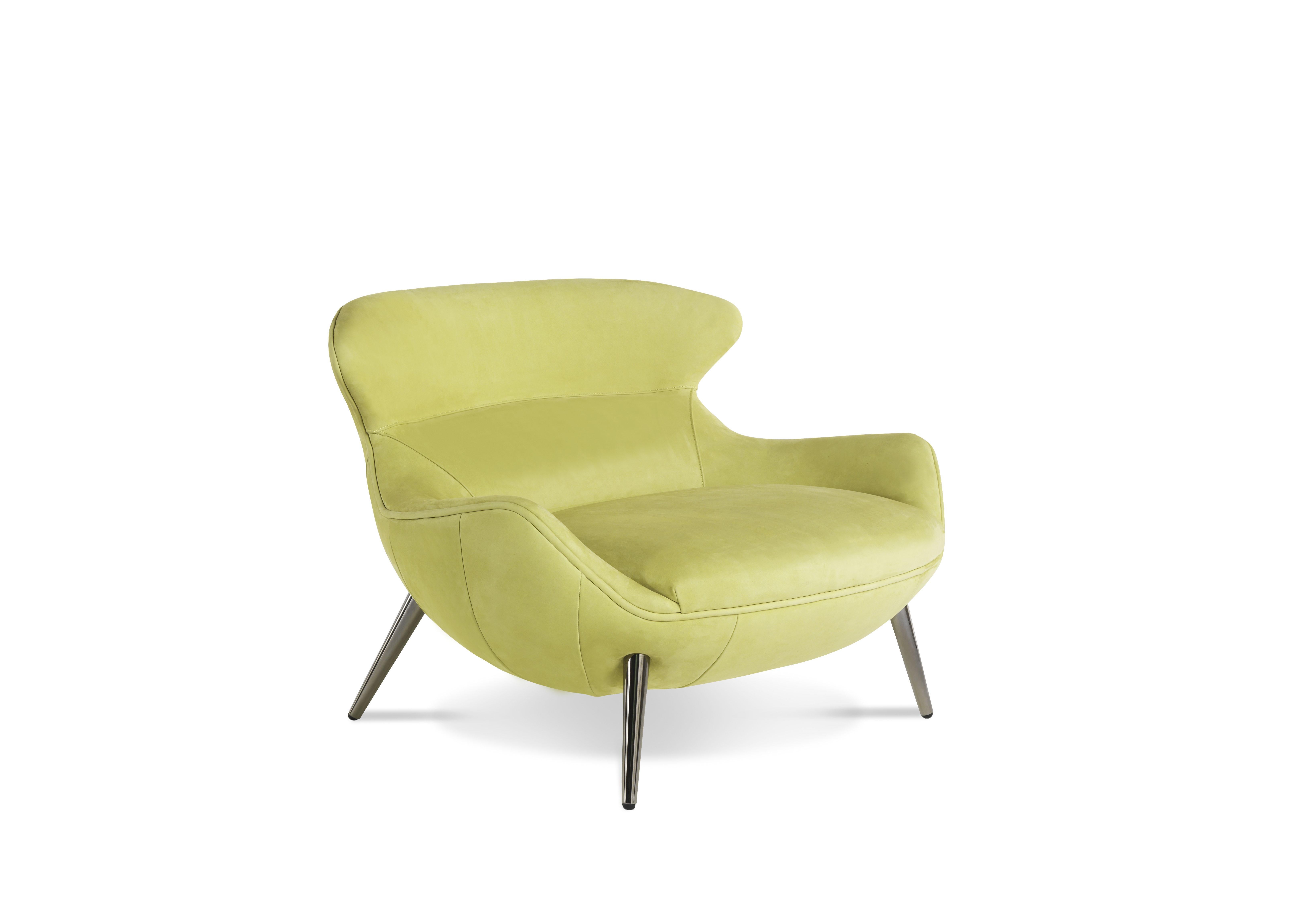 A dynamic and embracing shape with sinuous lines for the Curaçao armchair. With four sloping legs with references to the 1950s, the armchair is proposed in different fabrics of the collection, including the new zebra silk in a bright citron shade,